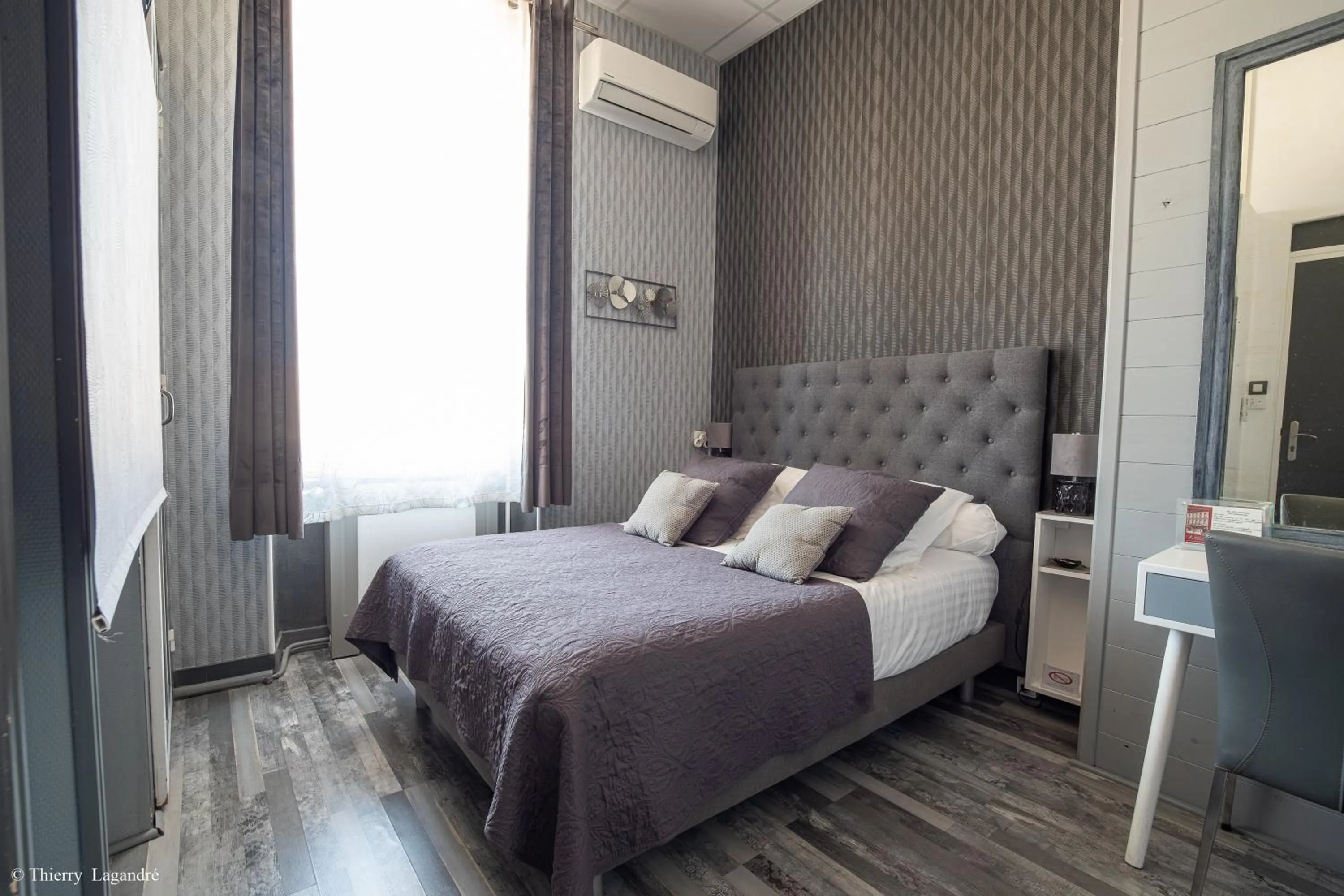 Bed in Hôtel de Charme Le Provence