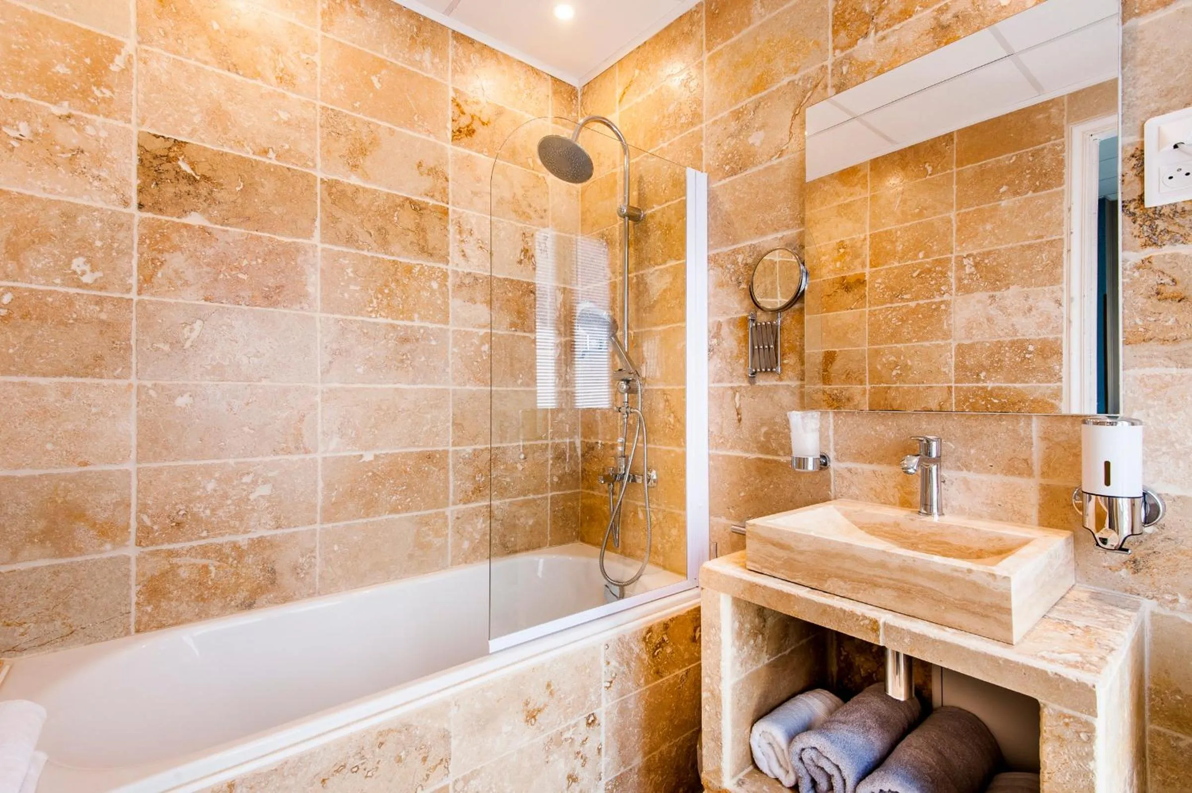 Bathroom in Hôtel de Charme Le Provence