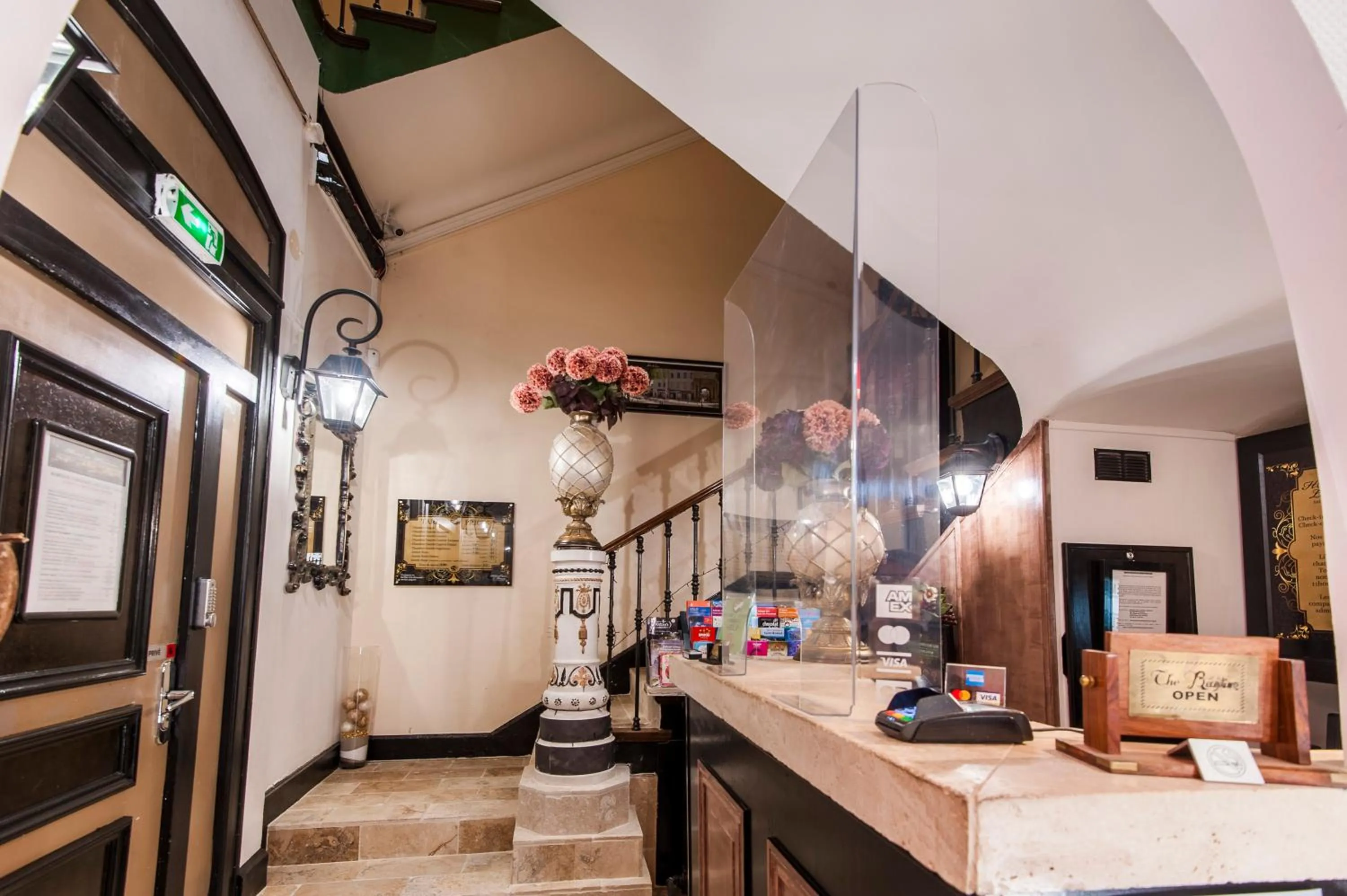 Lobby or reception in Hôtel de Charme Le Provence