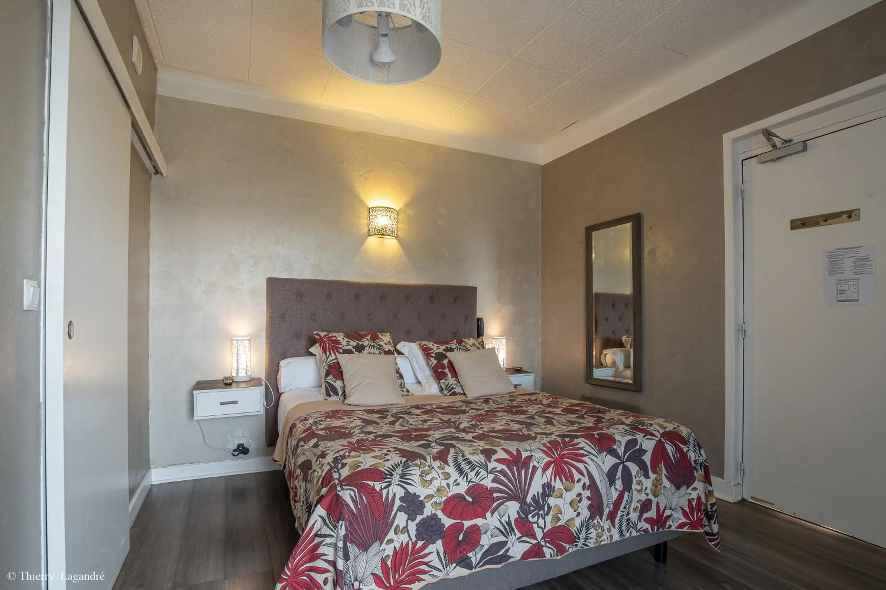 Bed in Hôtel de Charme Le Provence