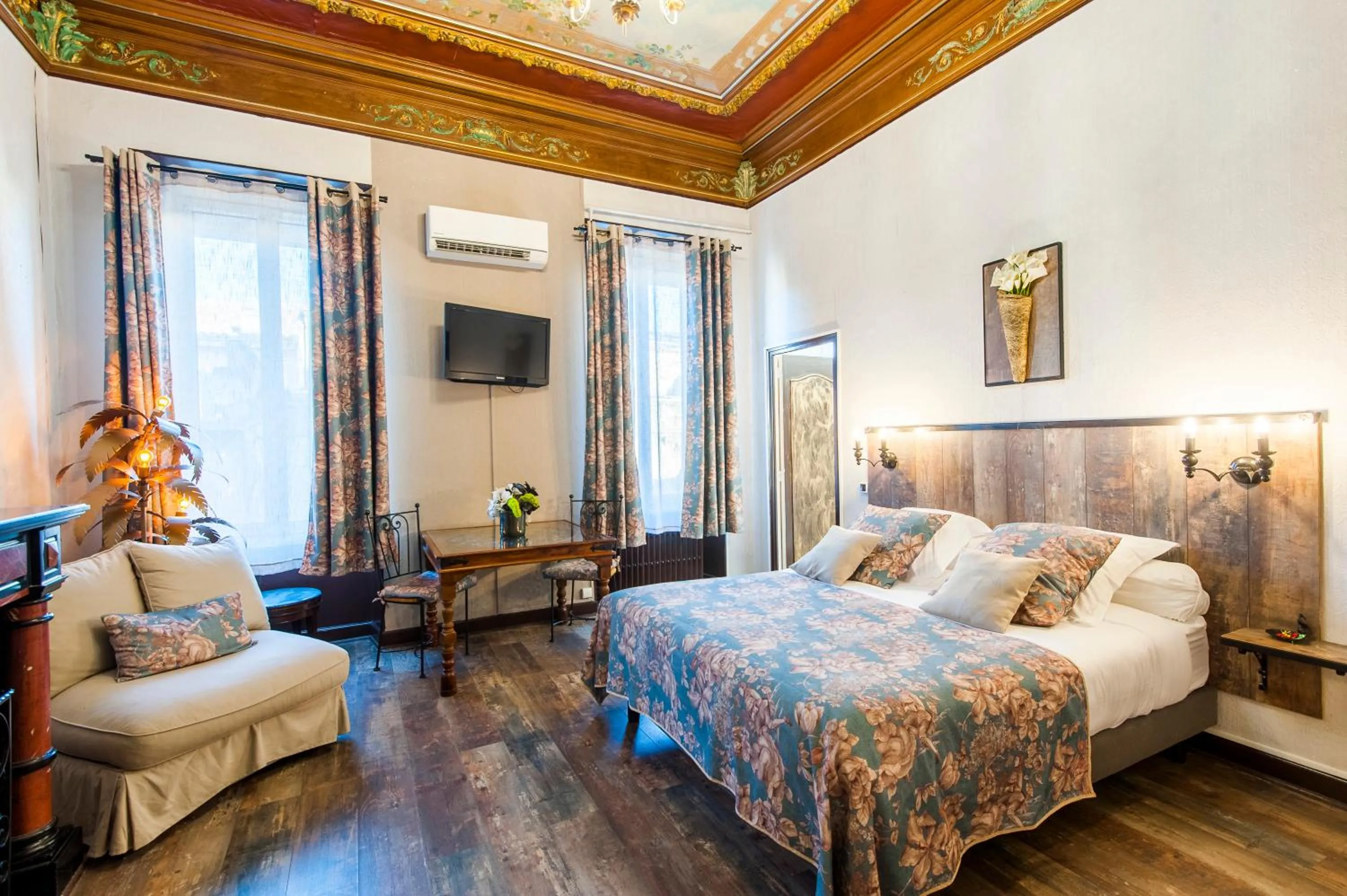 Photo of the whole room, Bed in Hôtel de Charme Le Provence