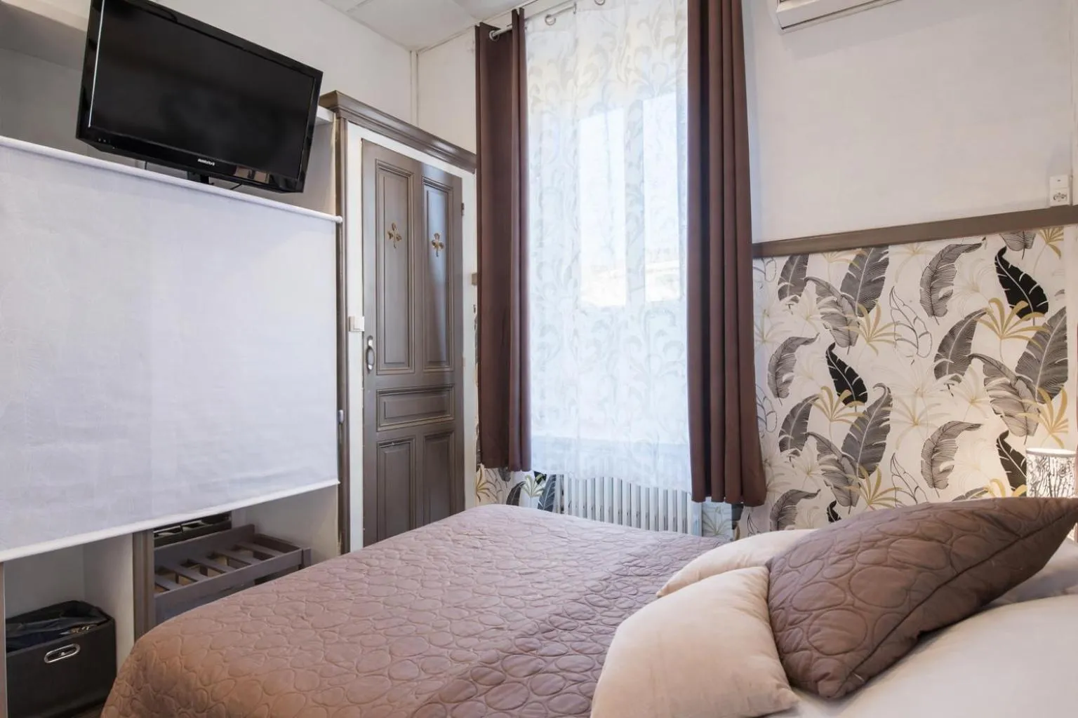 Bed in Hôtel de Charme Le Provence