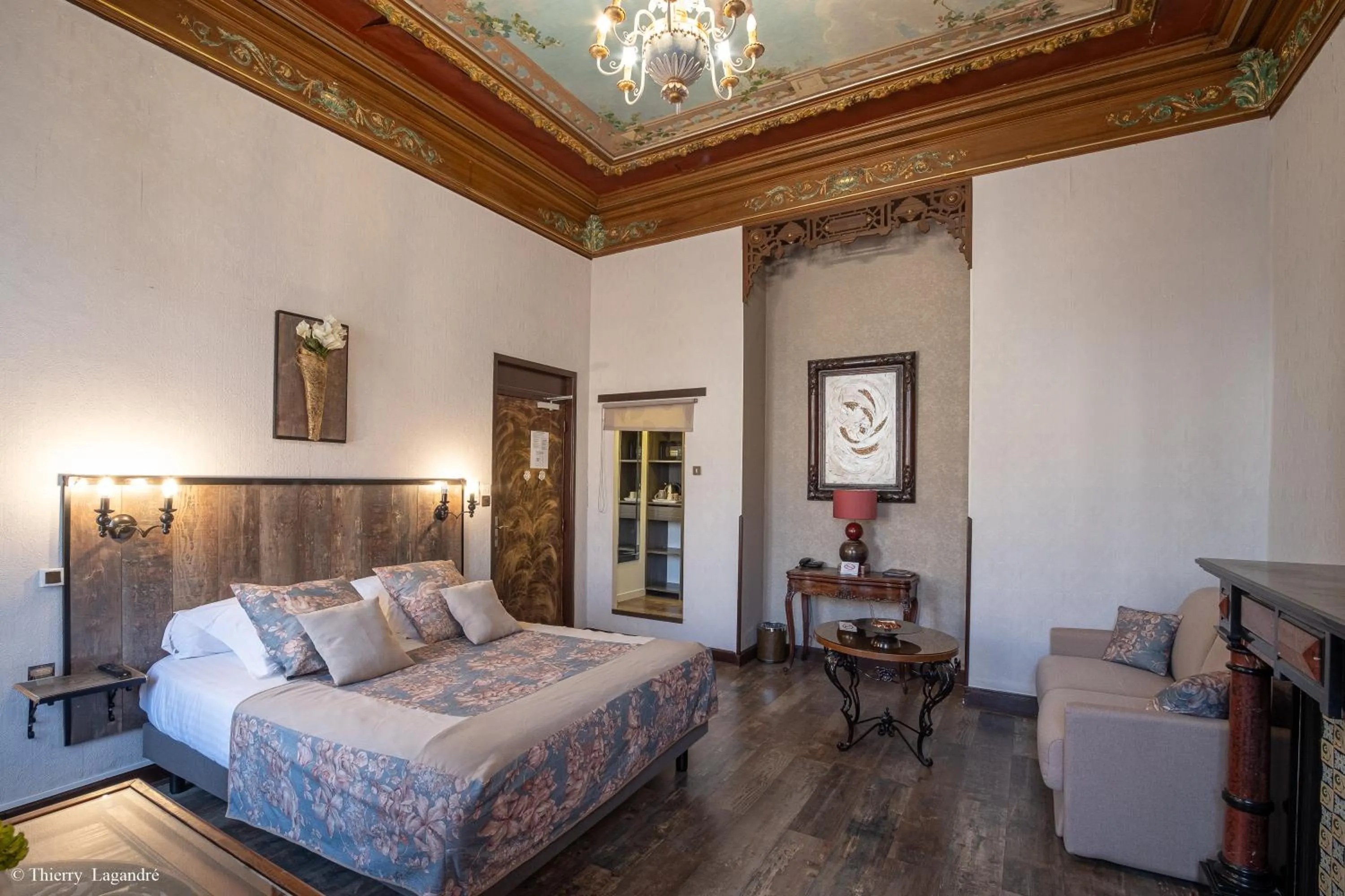 Bed in Hôtel de Charme Le Provence