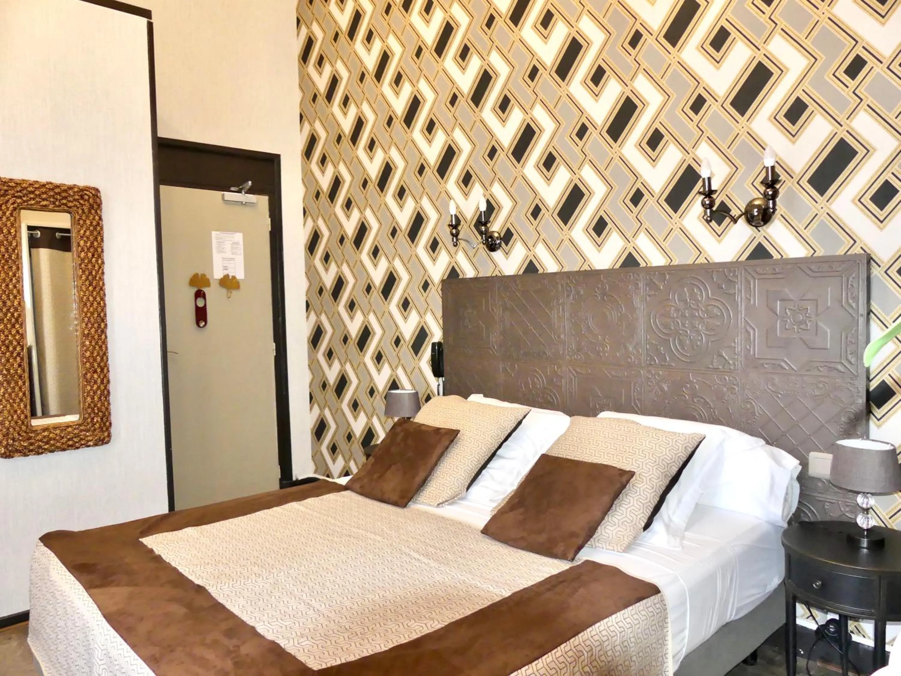 Bed in Hôtel de Charme Le Provence