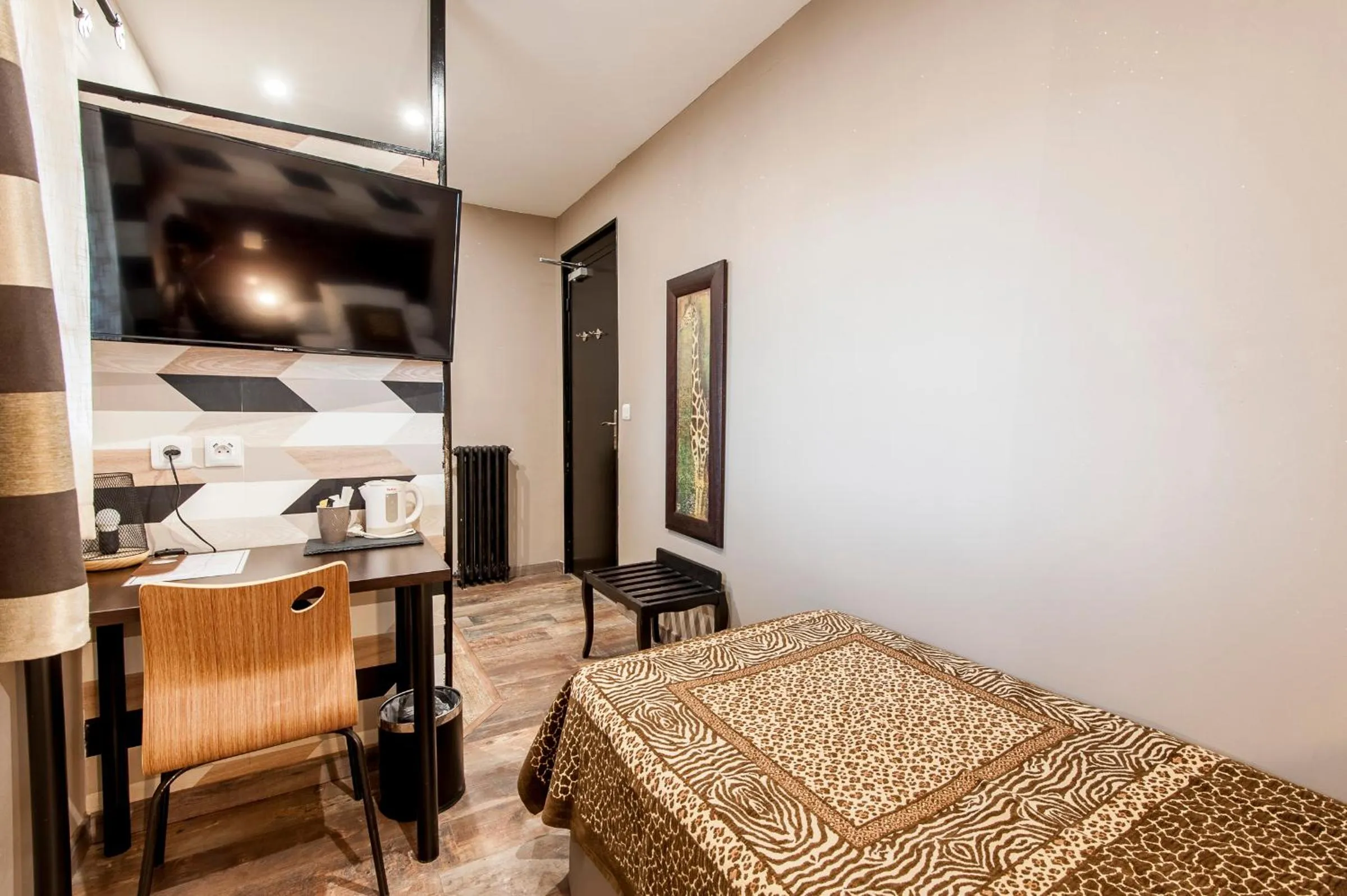 Photo of the whole room, Bed in Hôtel de Charme Le Provence