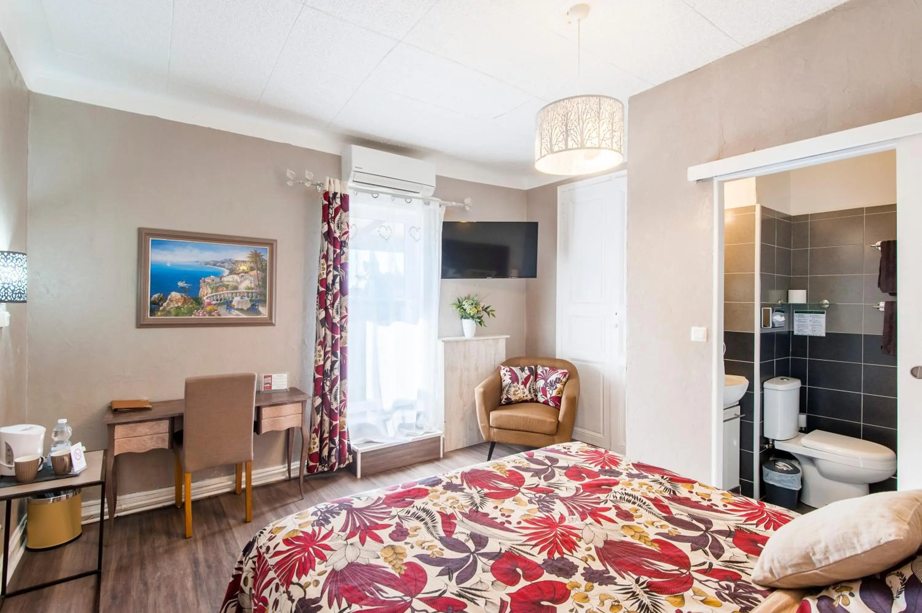 Photo of the whole room, Bed in Hôtel de Charme Le Provence