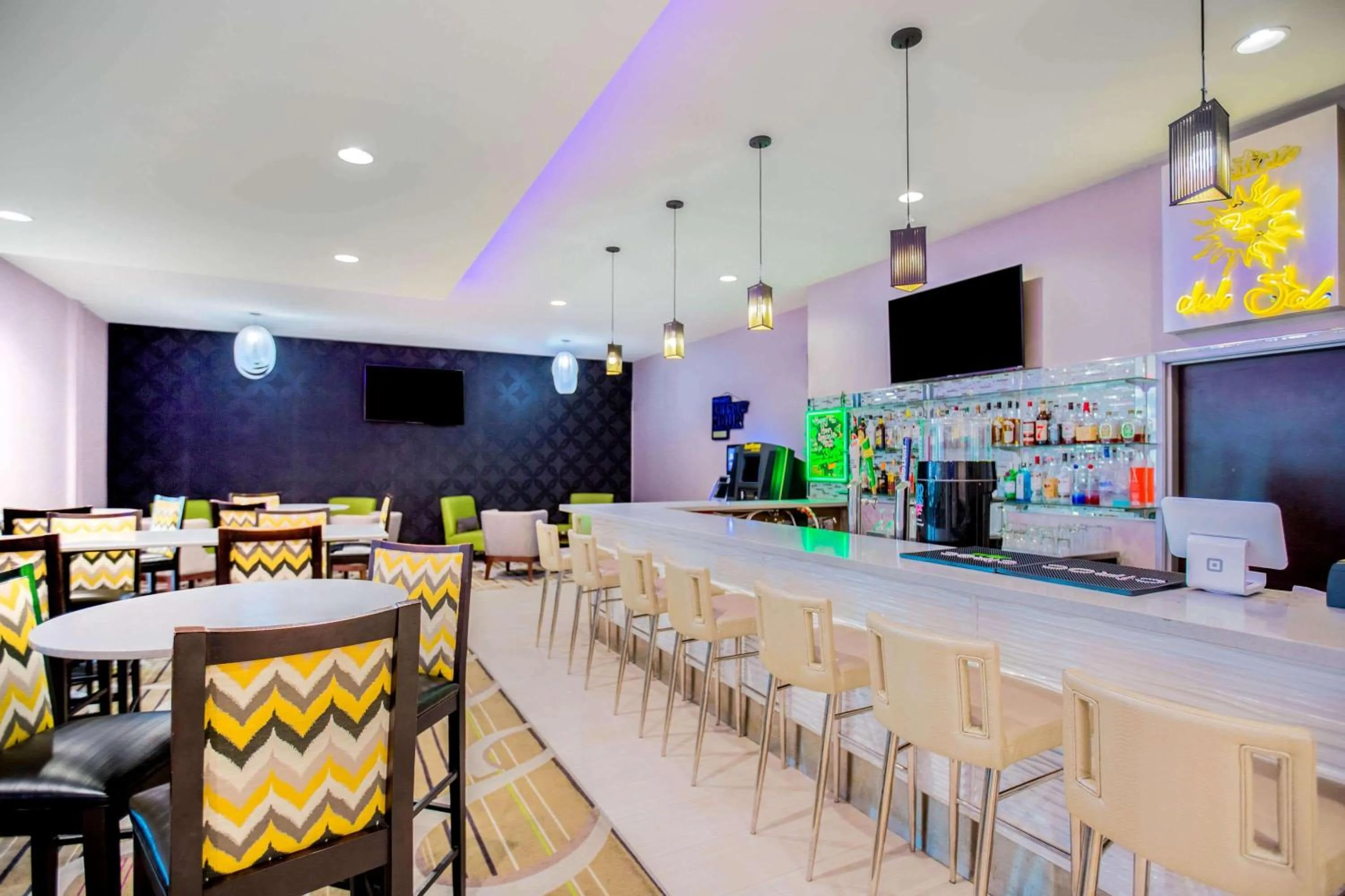 Lounge or bar in La Quinta by Wyndham McAllen Convention Center