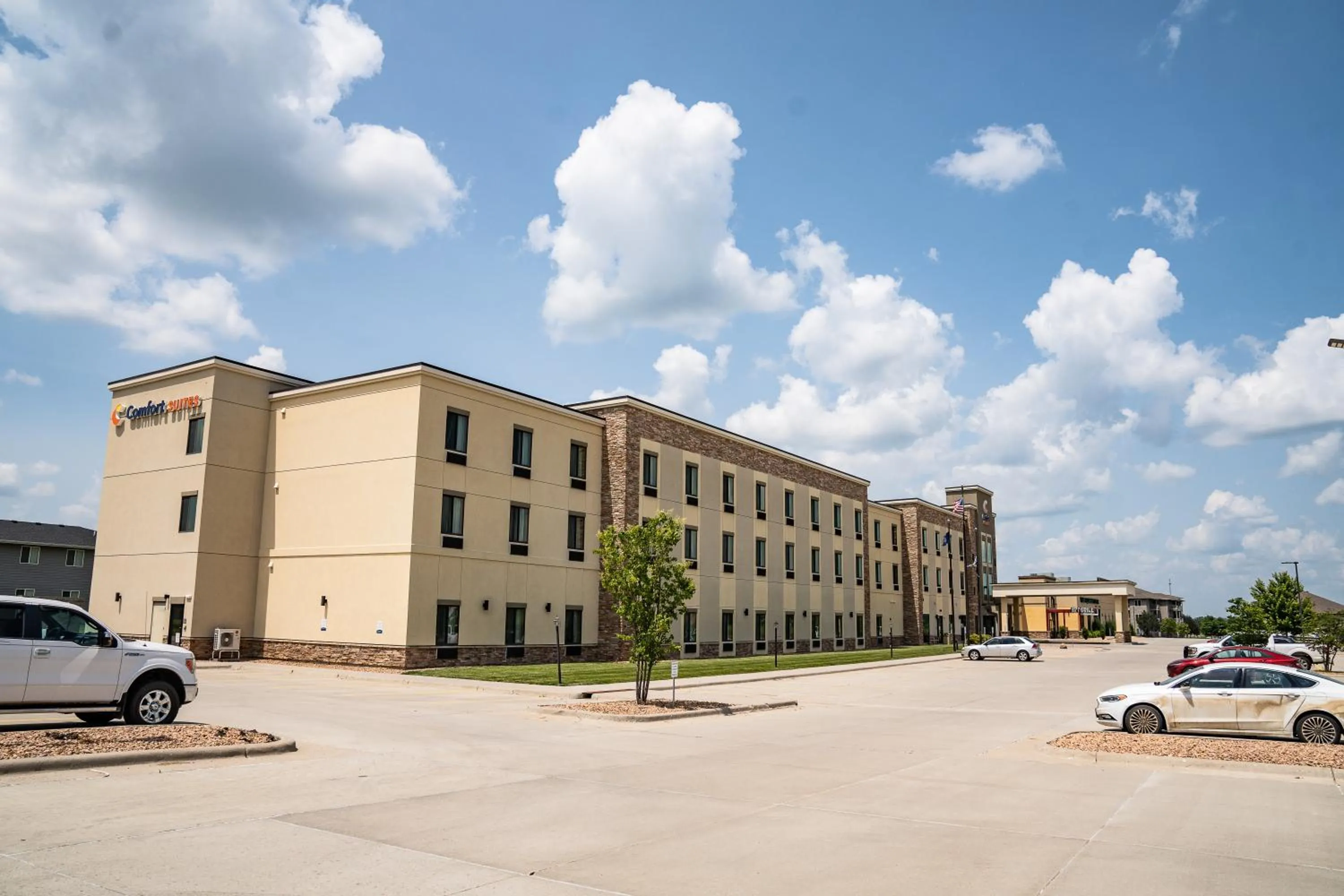Property building in Comfort Suites University Brookings