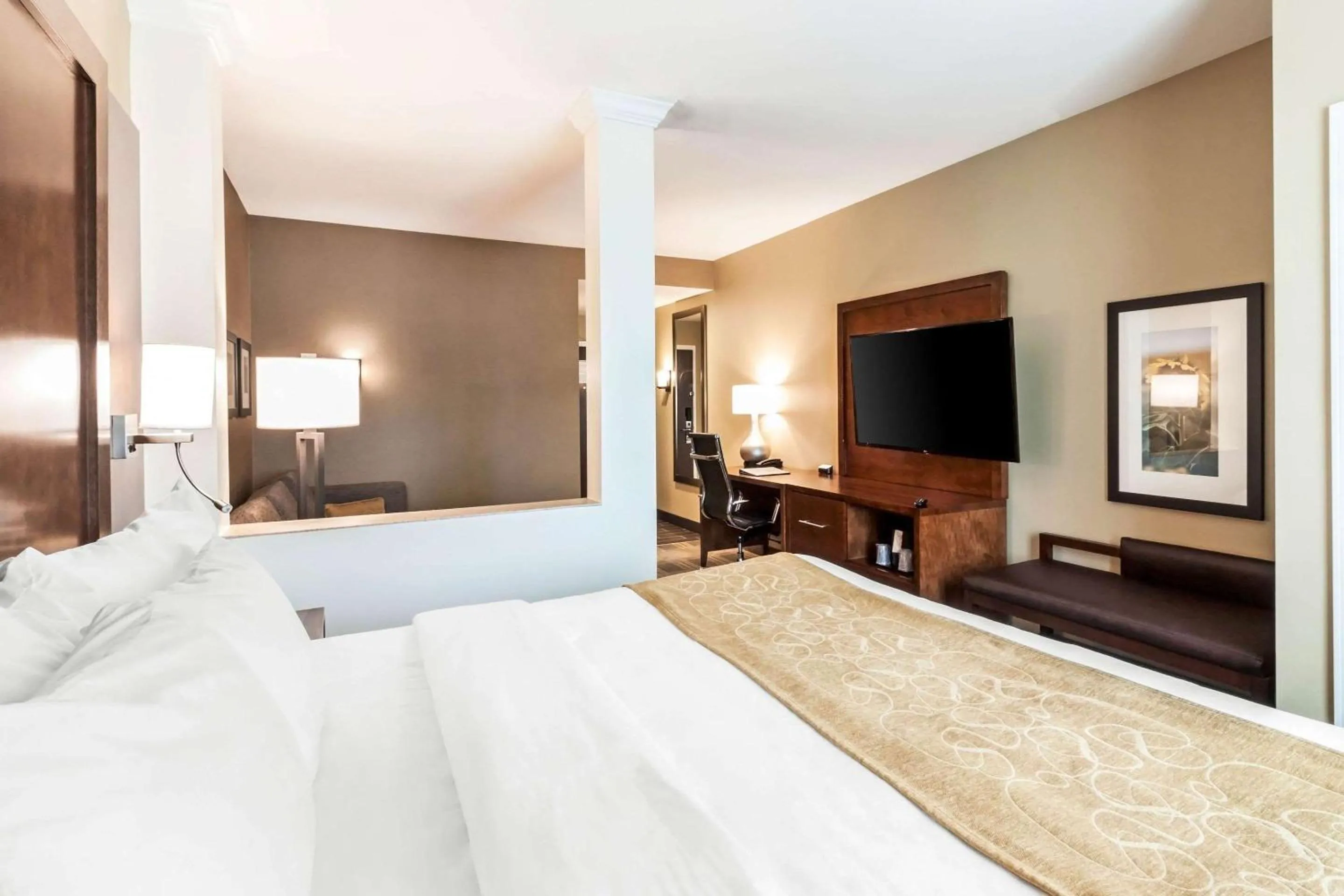 Bedroom, Bed in Comfort Suites University Brookings