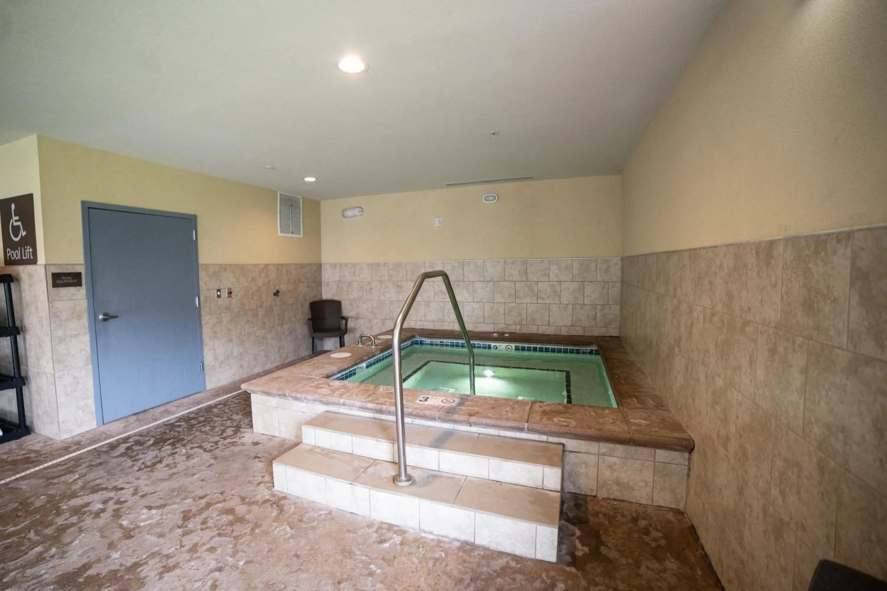 Hot Tub in Comfort Suites University Brookings