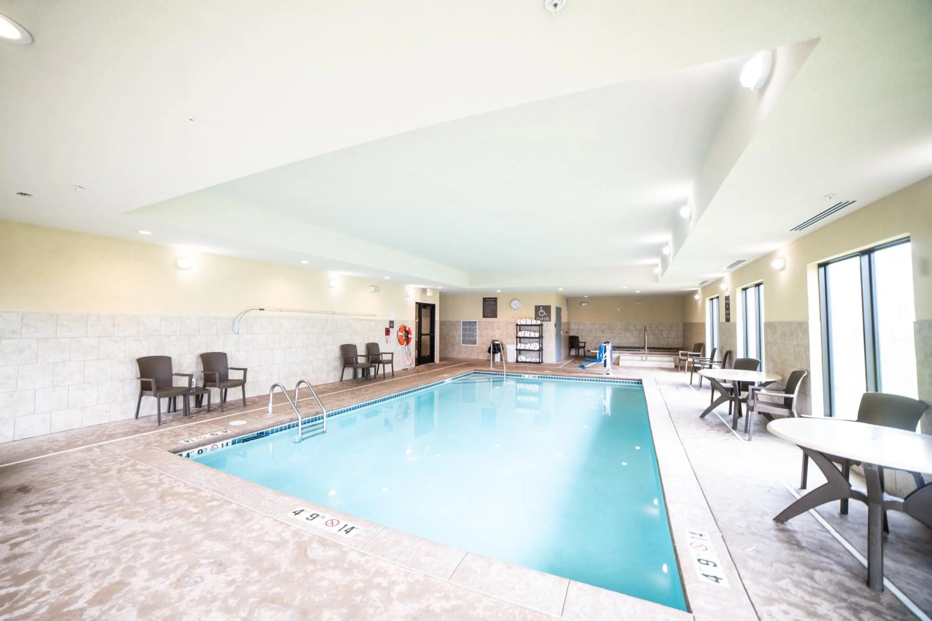 Swimming pool in Comfort Suites University Brookings