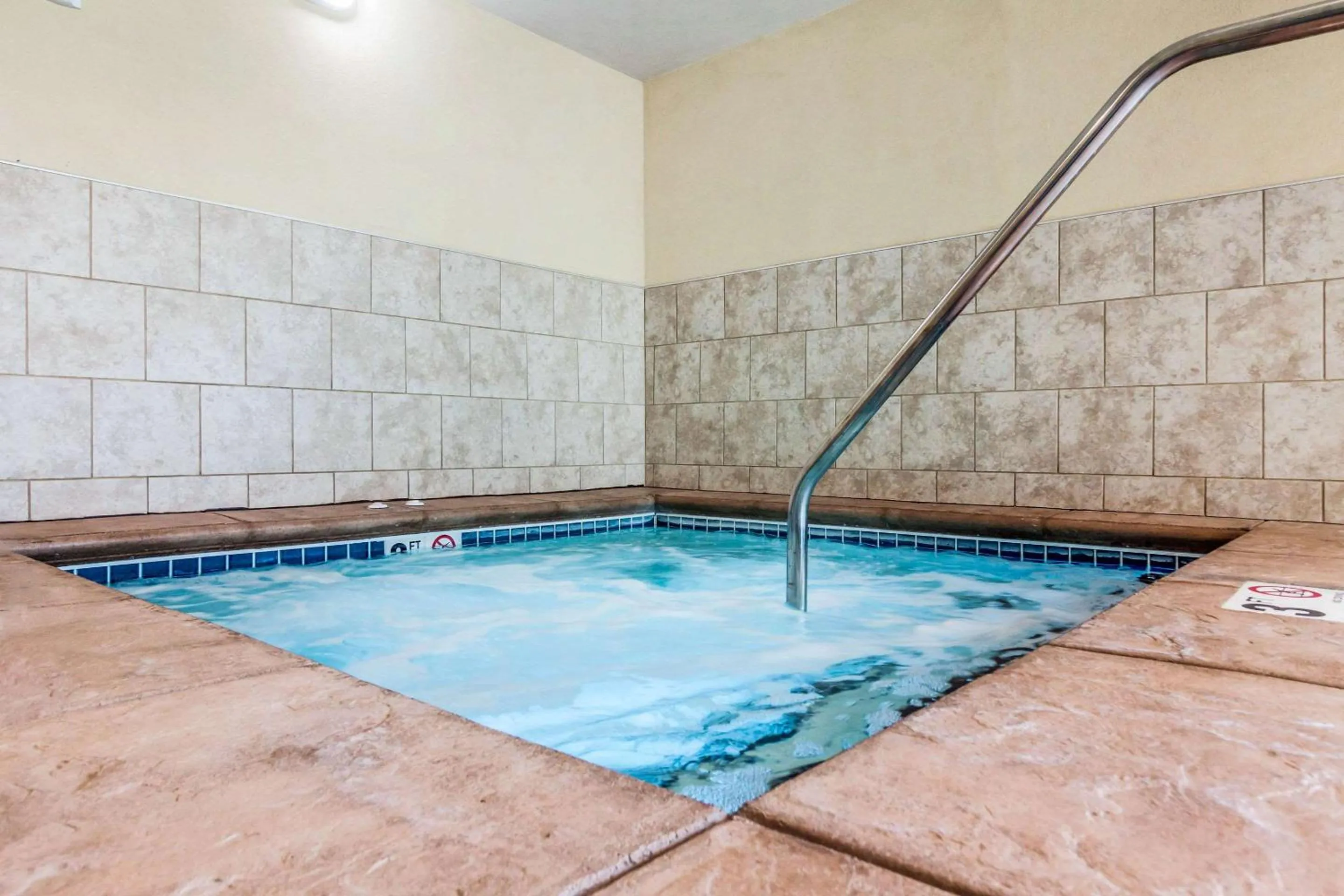 Swimming pool in Comfort Suites University Brookings