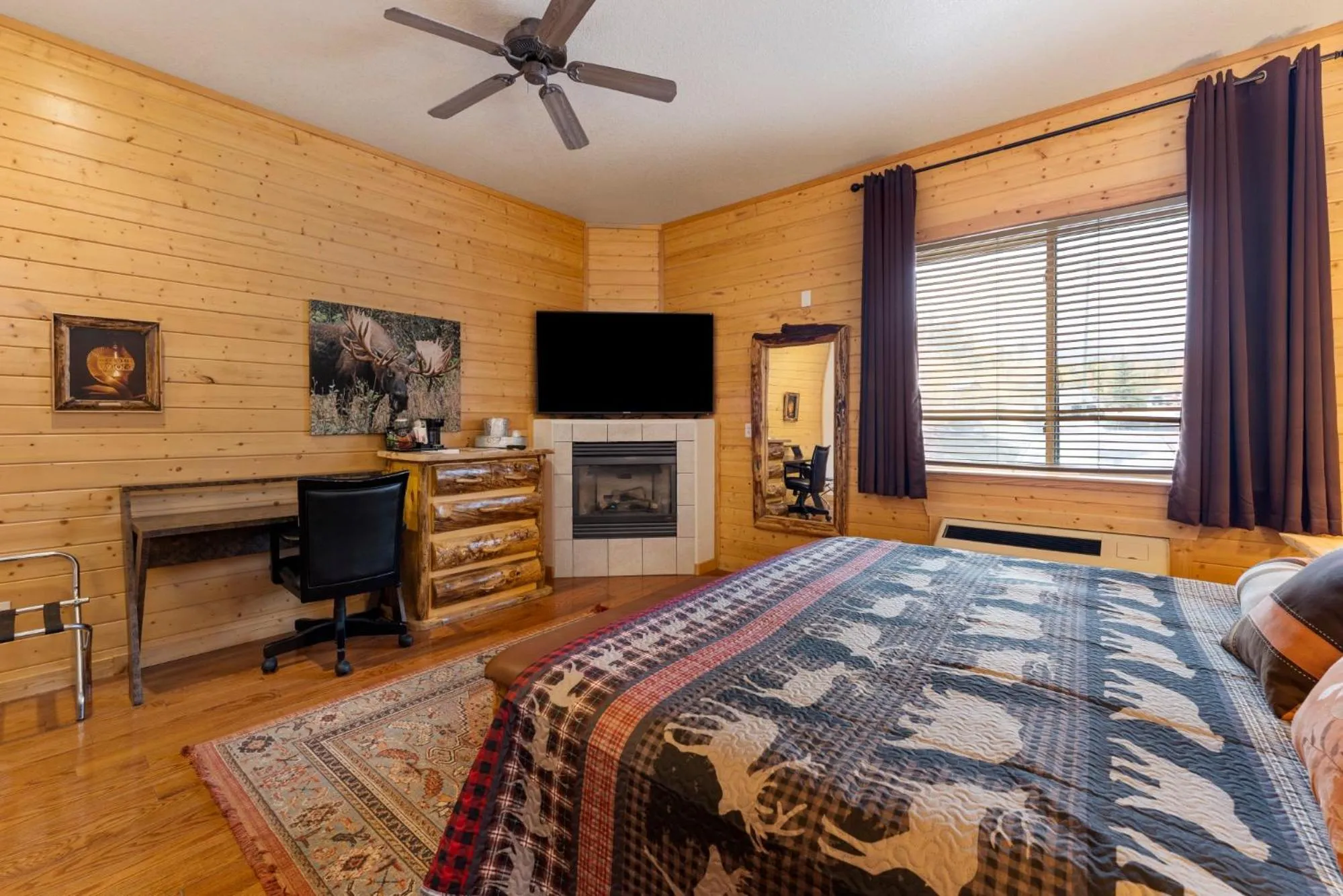 Bedroom, Bed in Gateway Inn