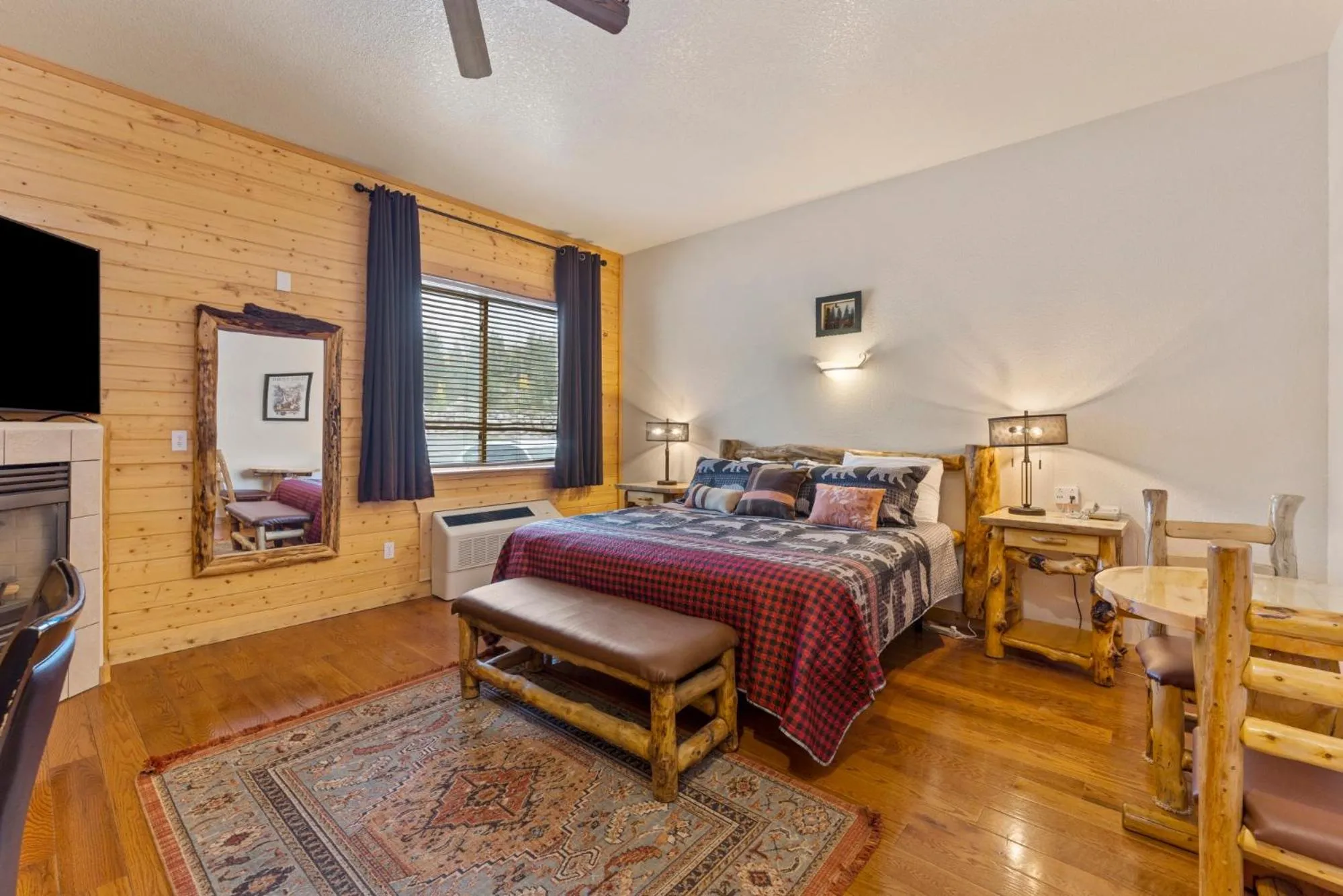 Bedroom, Bed in Gateway Inn