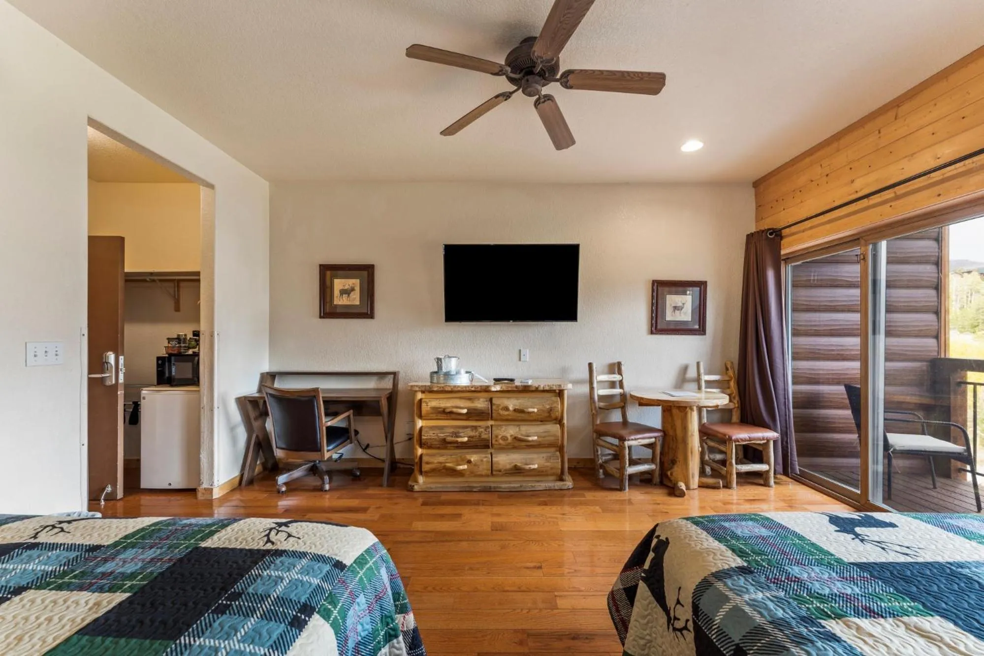 TV and multimedia, Bed in Gateway Inn