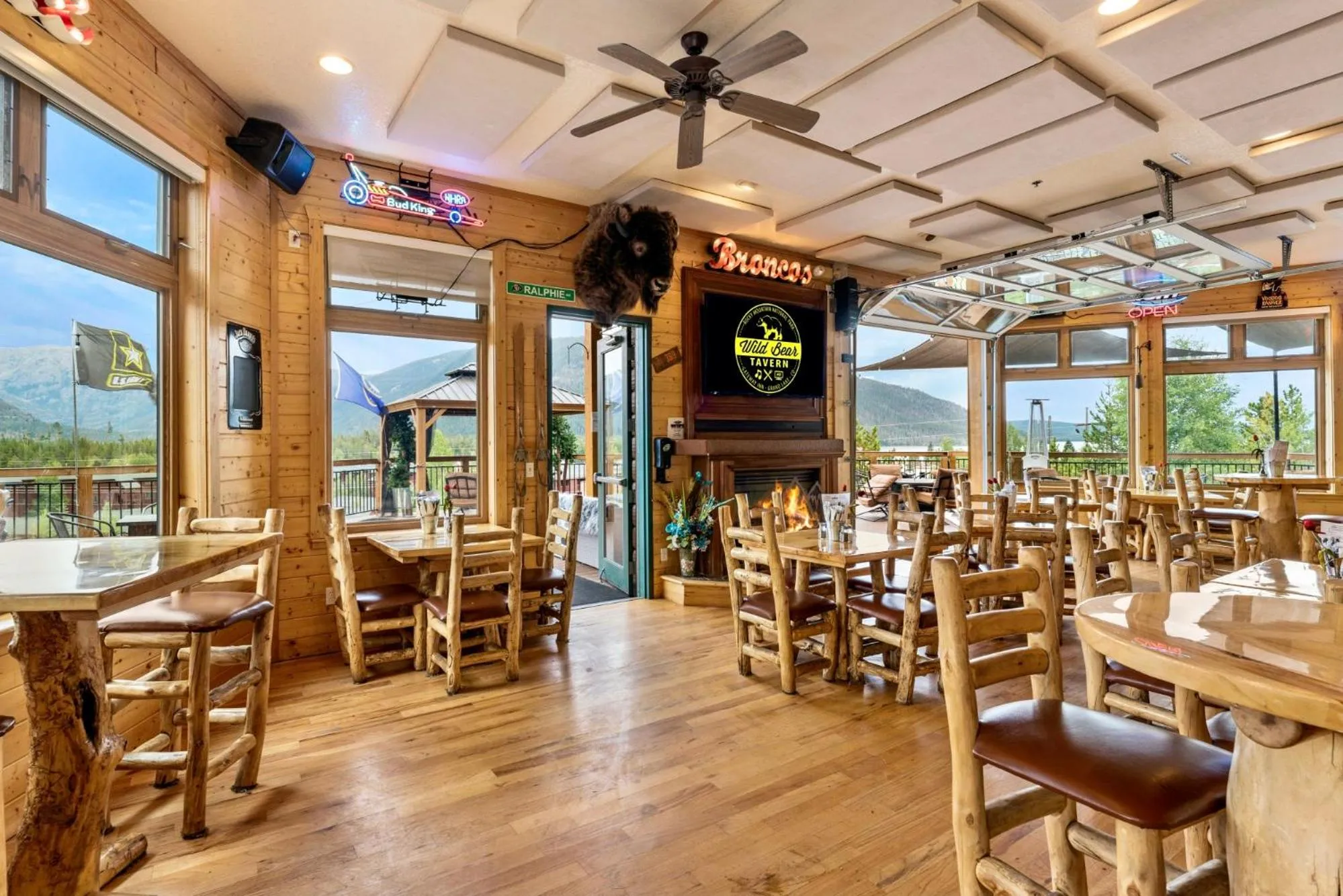 Restaurant/places to eat in Gateway Inn