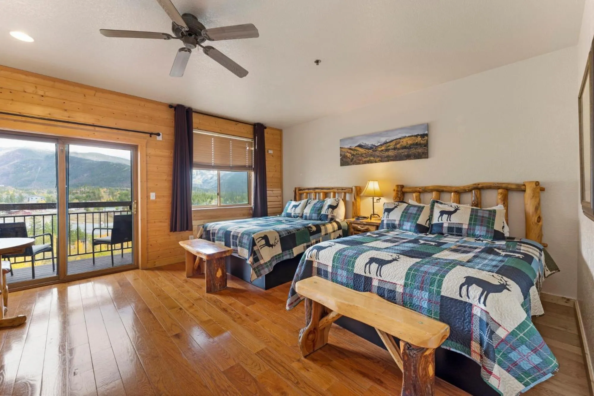 Balcony/Terrace, Bed in Gateway Inn