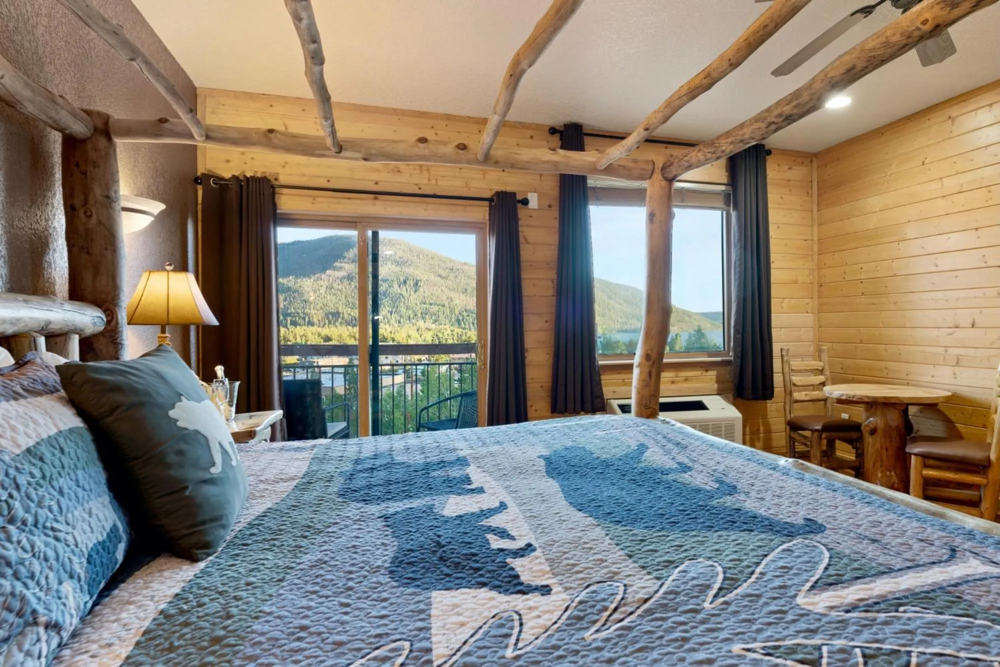 Mountain view, Bed in Gateway Inn