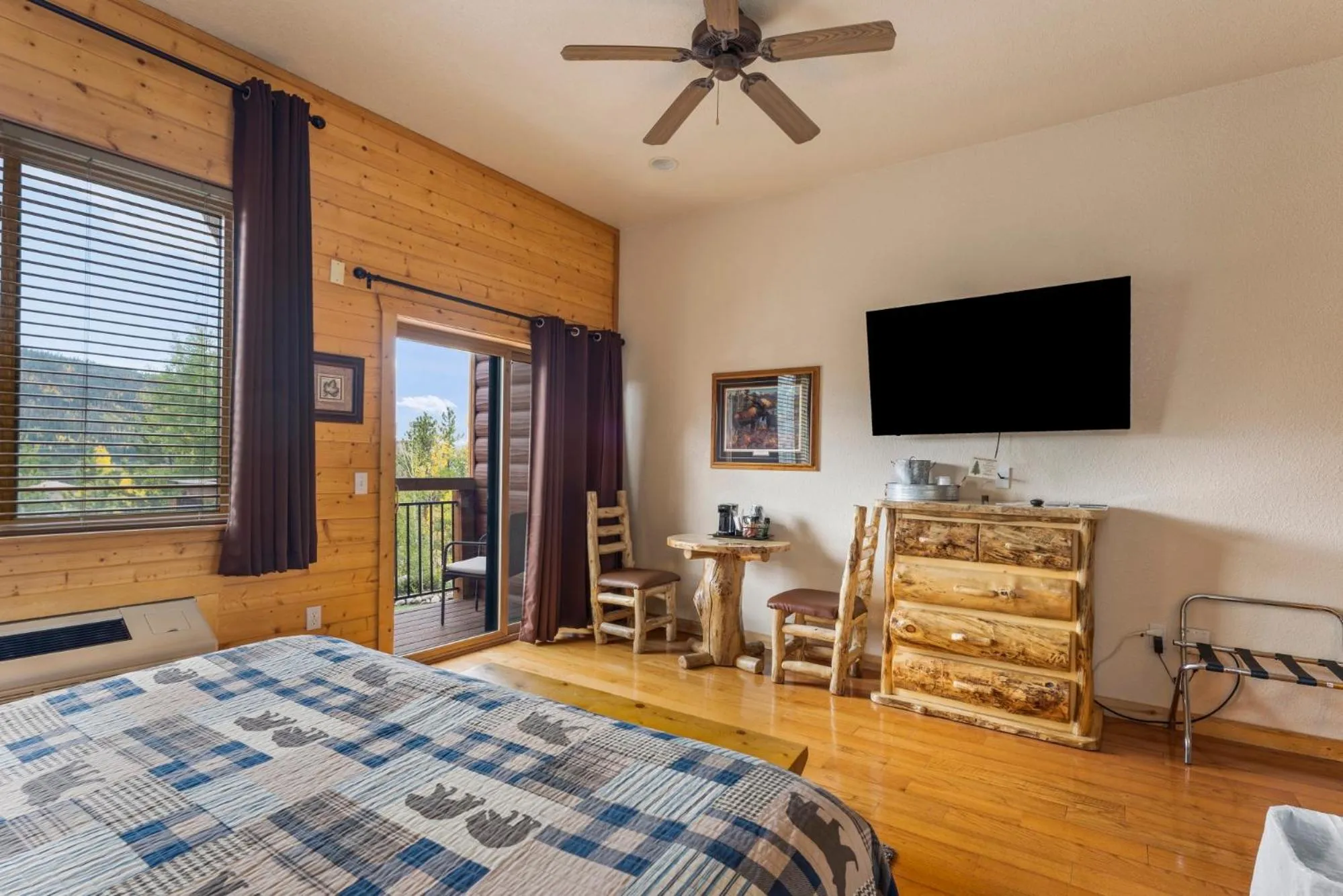 TV and multimedia, Bed in Gateway Inn