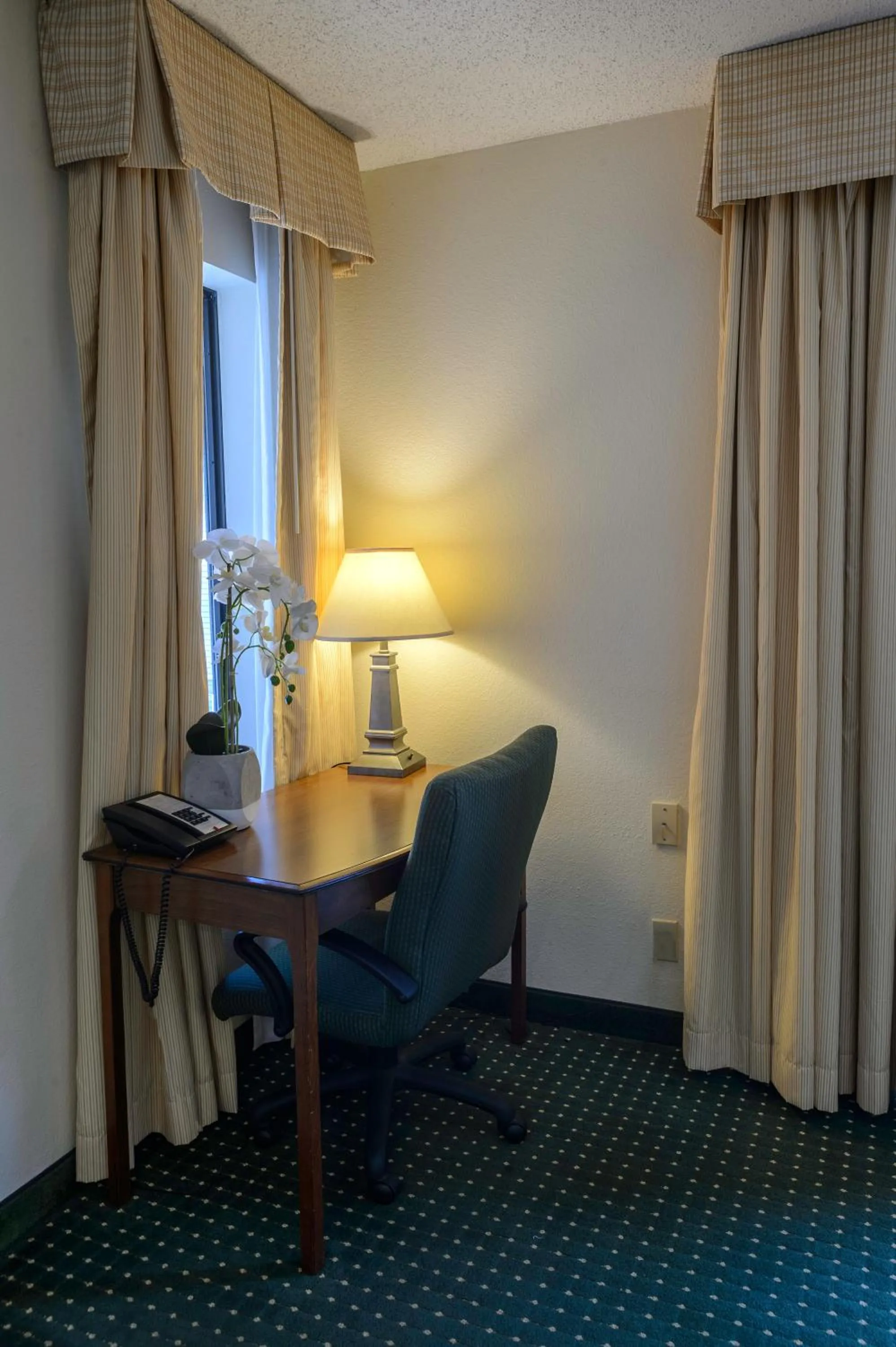 Seating area, Bed in Residences at Daniel Webster