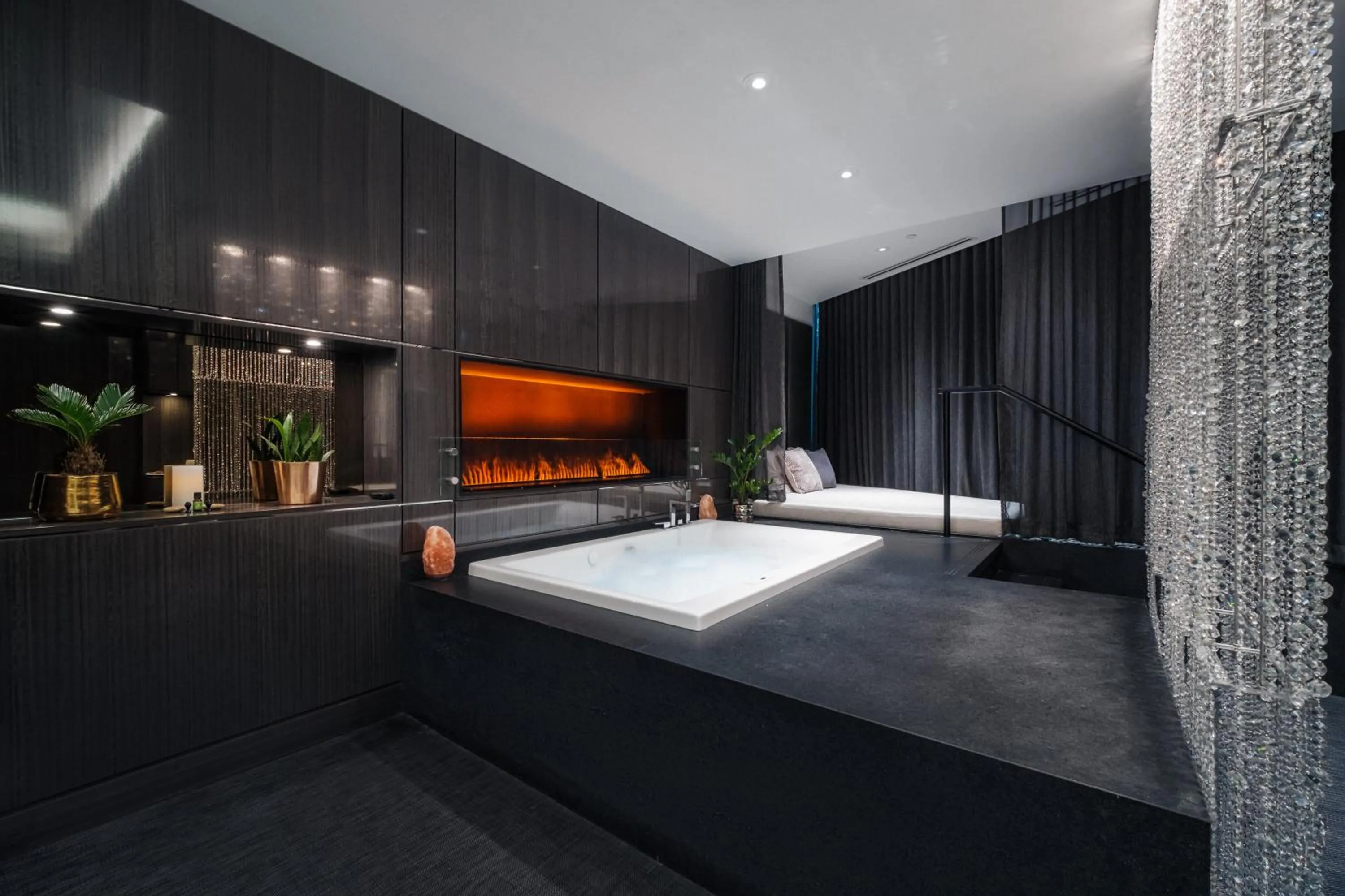 Spa and wellness centre/facilities, Bed in Paradox Vancouver