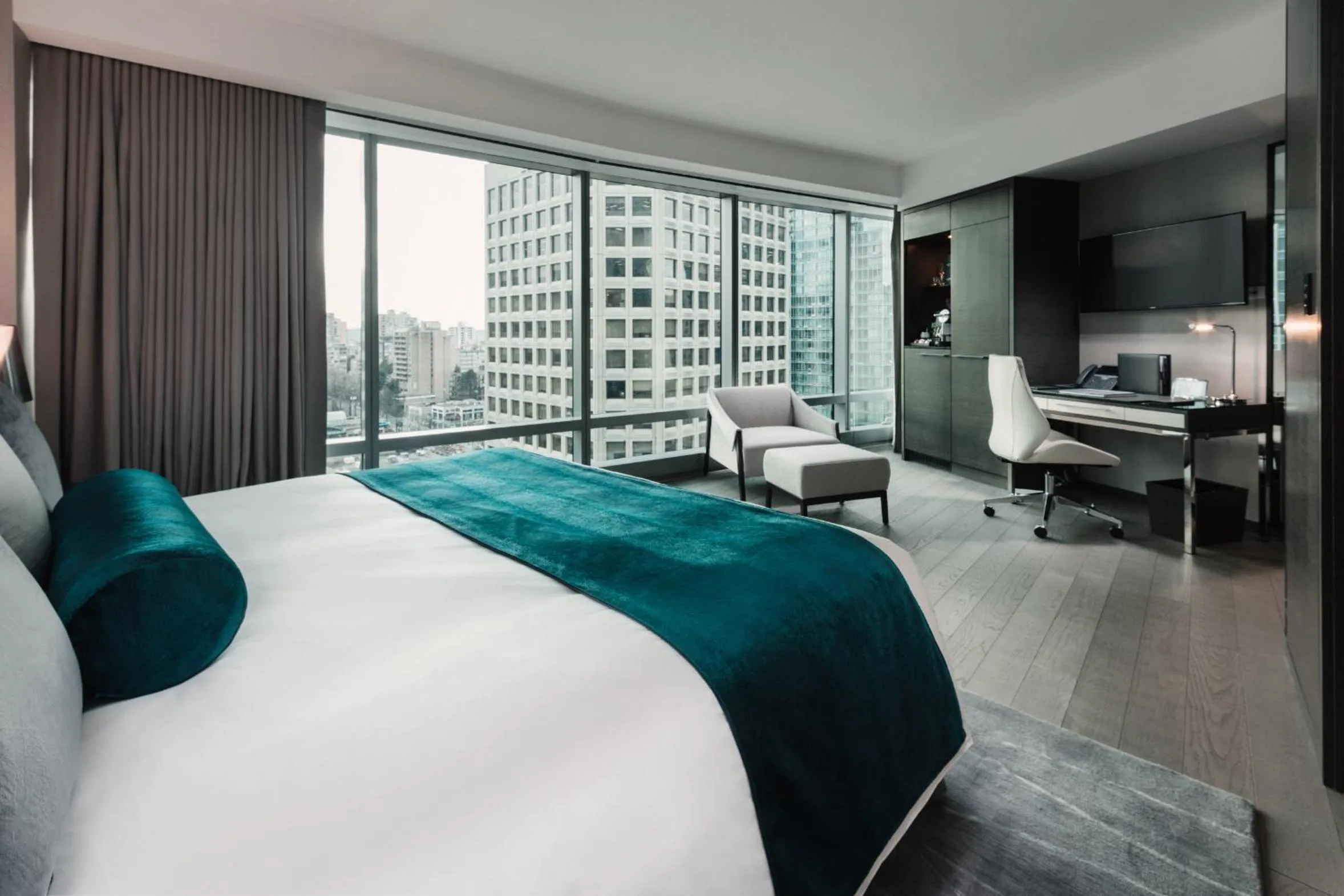 City view, Bed in Paradox Vancouver
