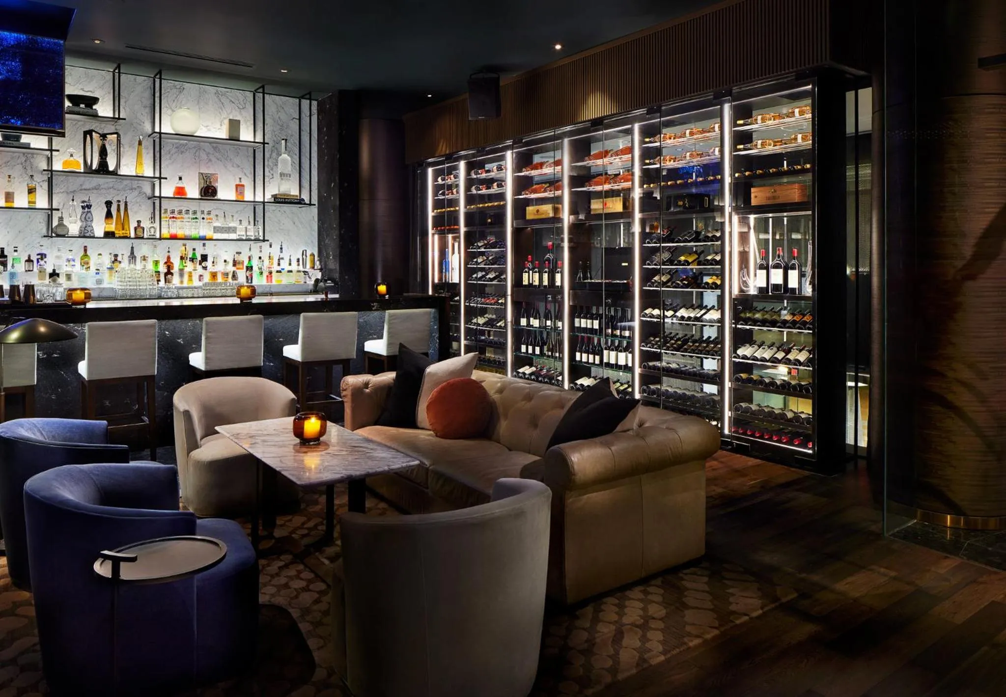 Lounge or bar in Paradox Vancouver