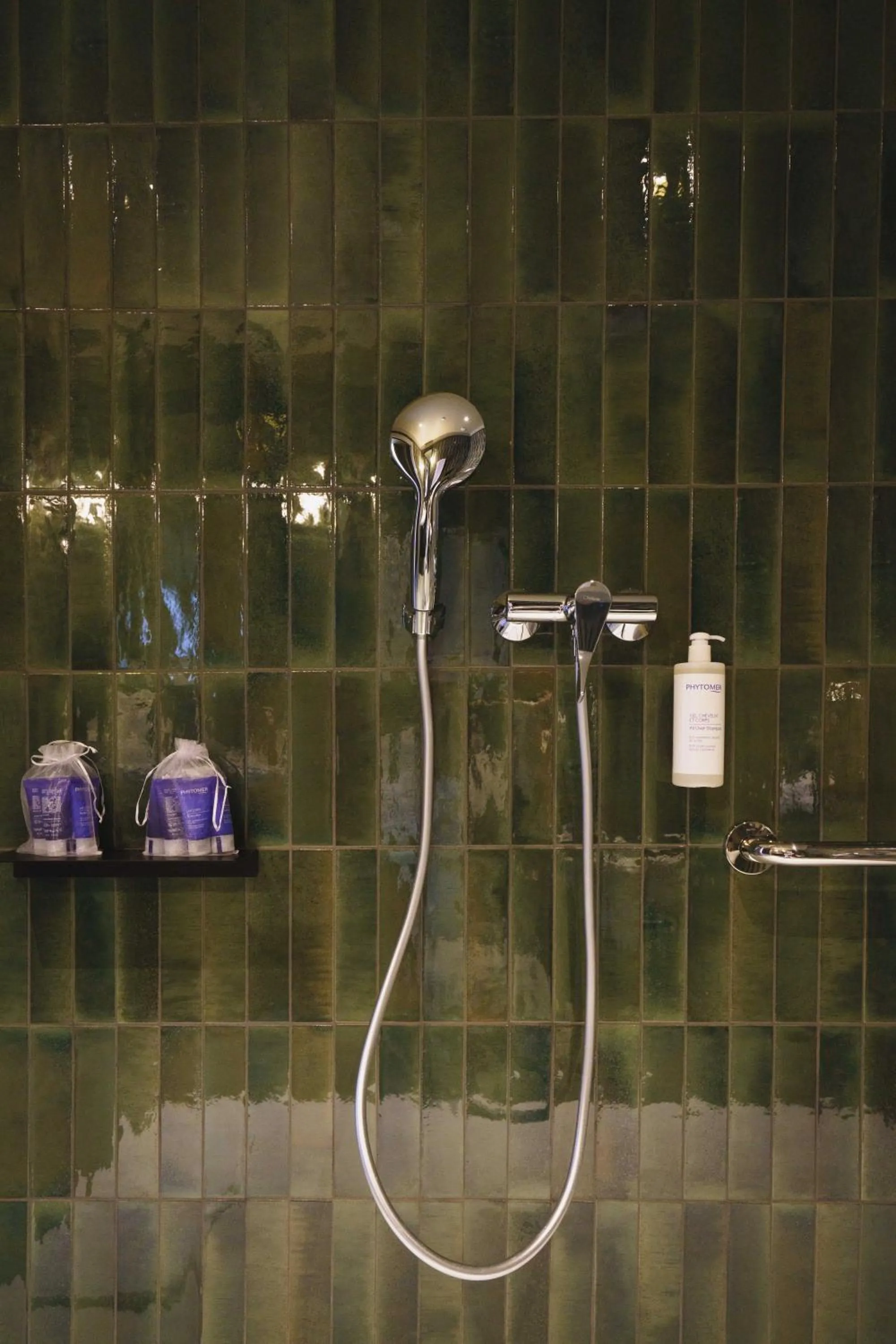 Shower in Hotel Gounod Fully Renovated