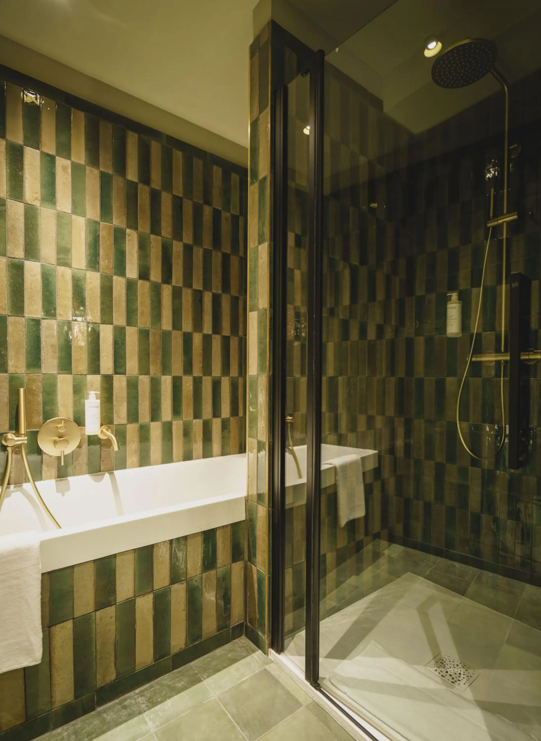 Bathroom in Hotel Gounod Fully Renovated