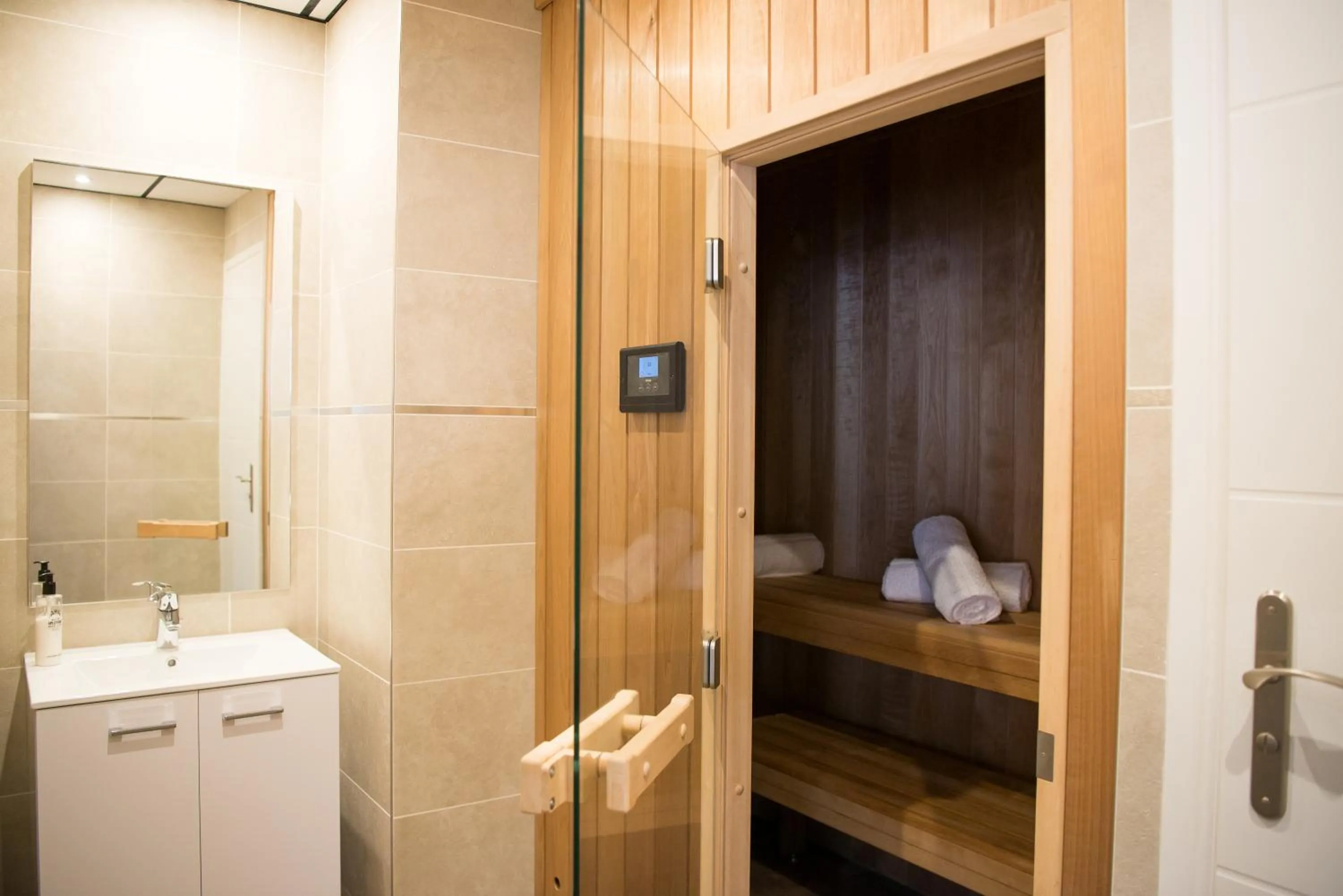 Off site in Hotel Gounod Fully Renovated