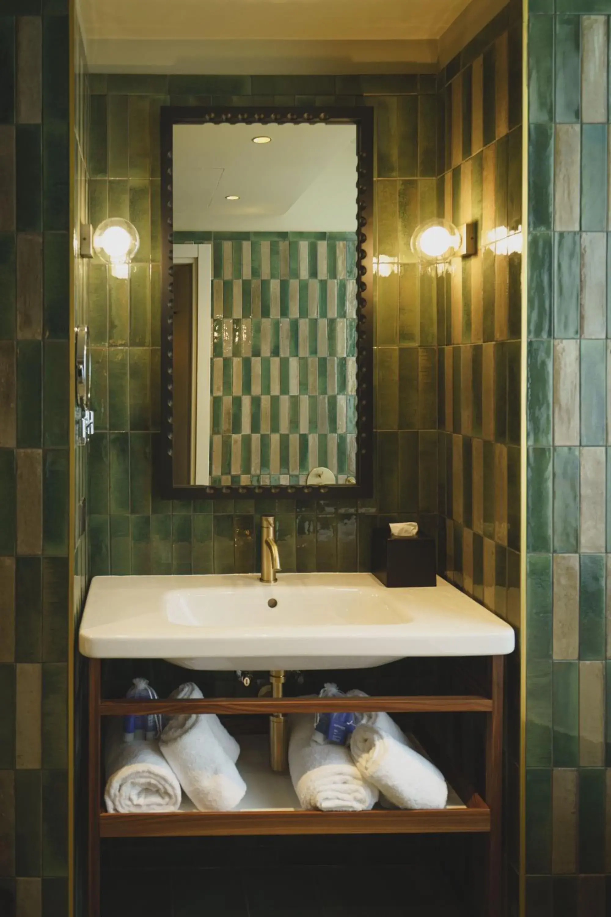 Deluxe Room with Bath and Shower in Hotel Gounod Fully Renovated Deluxe Room with Bath and Shower in Hotel Gounod Fully Renovated