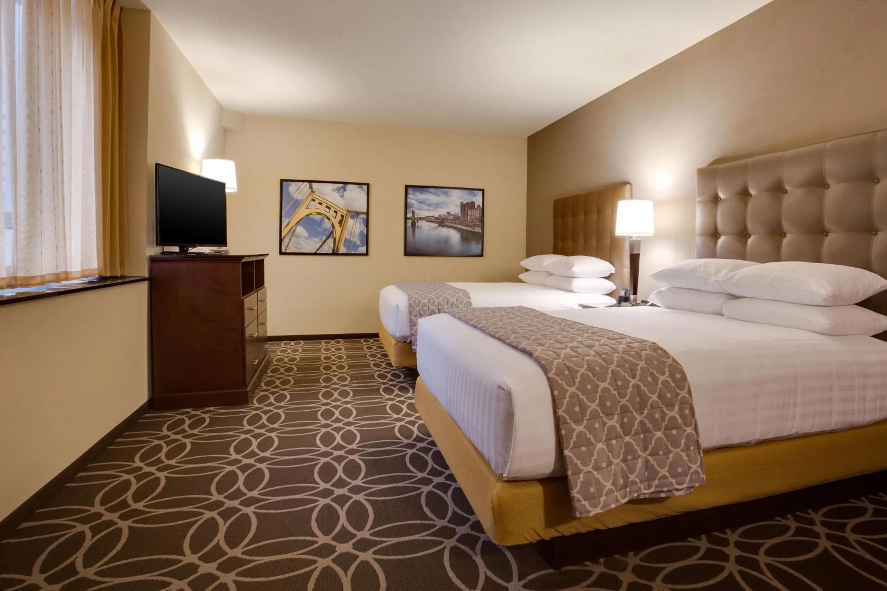 Photo of the whole room, Bed in Drury Plaza Hotel Pittsburgh Downtown
