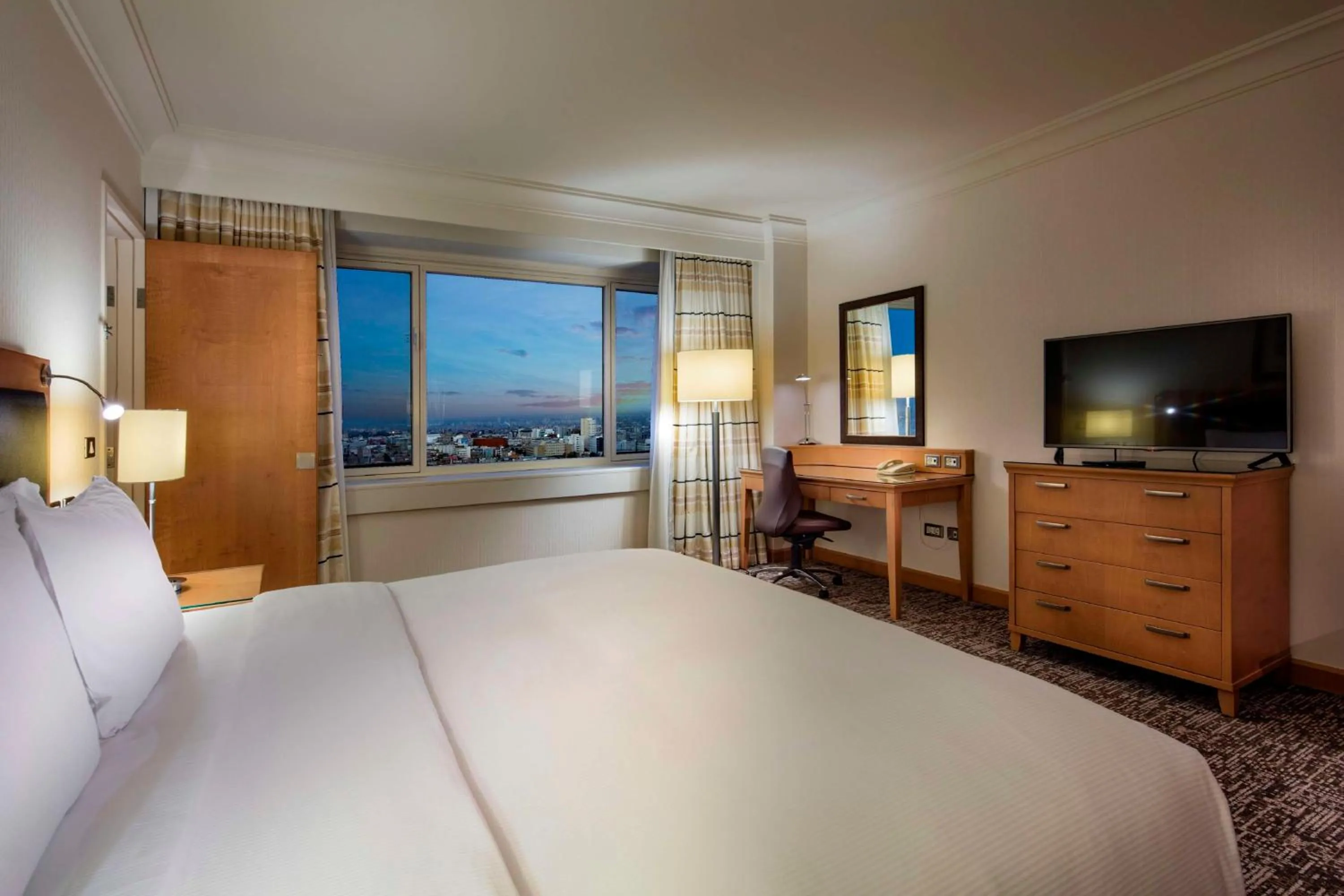 Bedroom, Bed in Adana HiltonSA Hotel