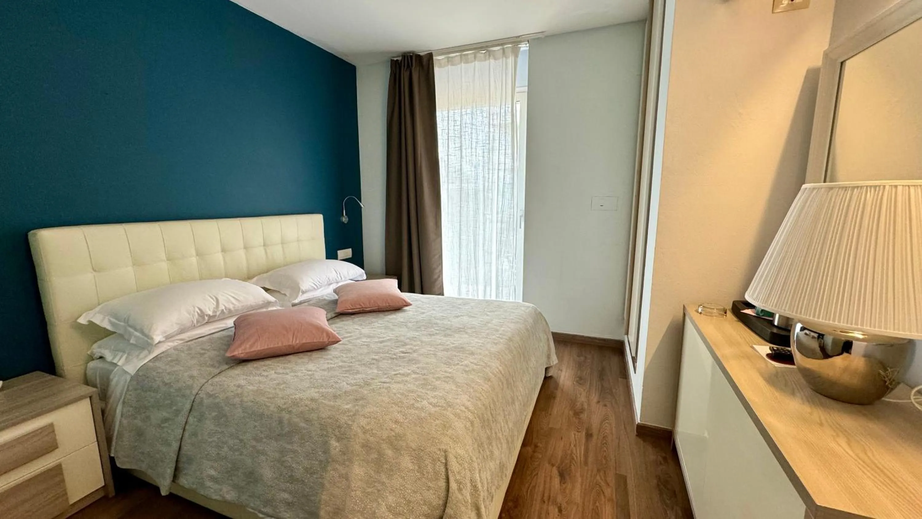 Bedroom, Bed in Hotel Royal