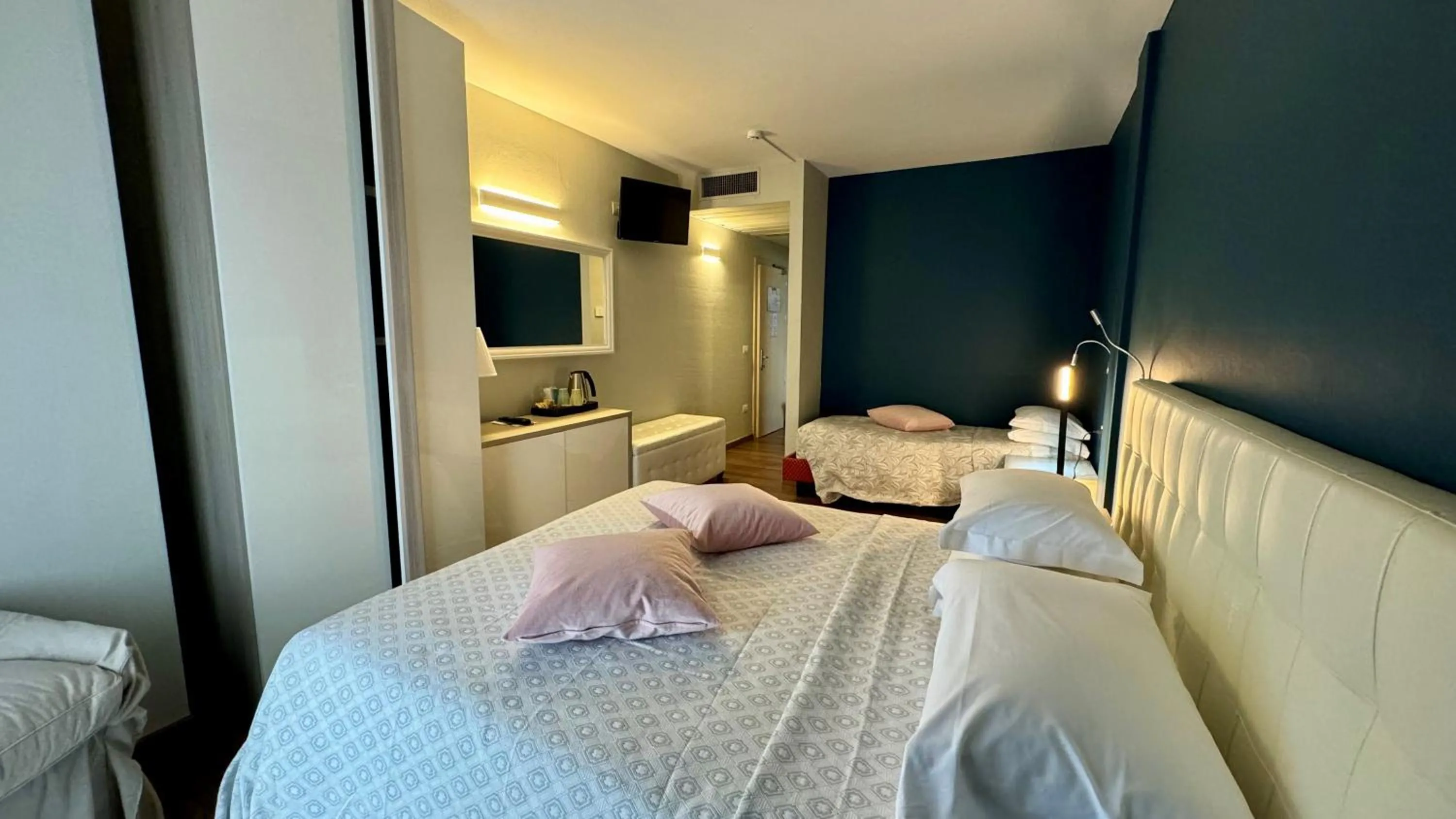 Bedroom, Bed in Hotel Royal