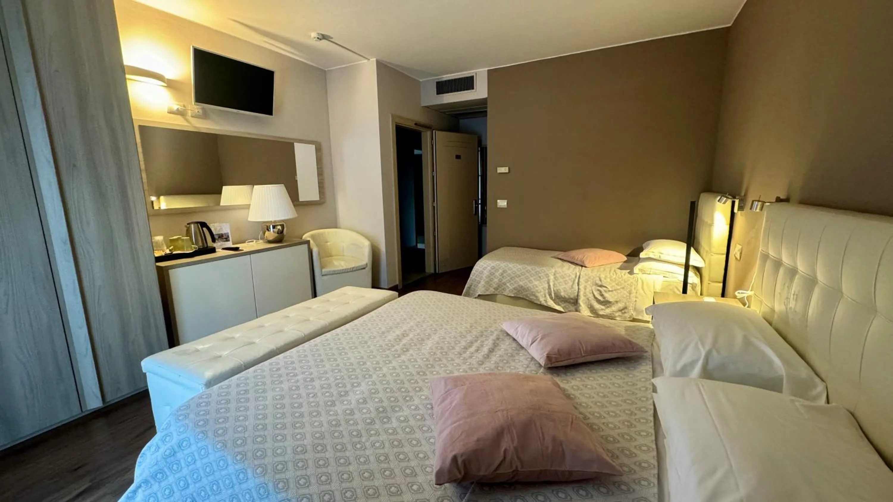 Bedroom, Bed in Hotel Royal