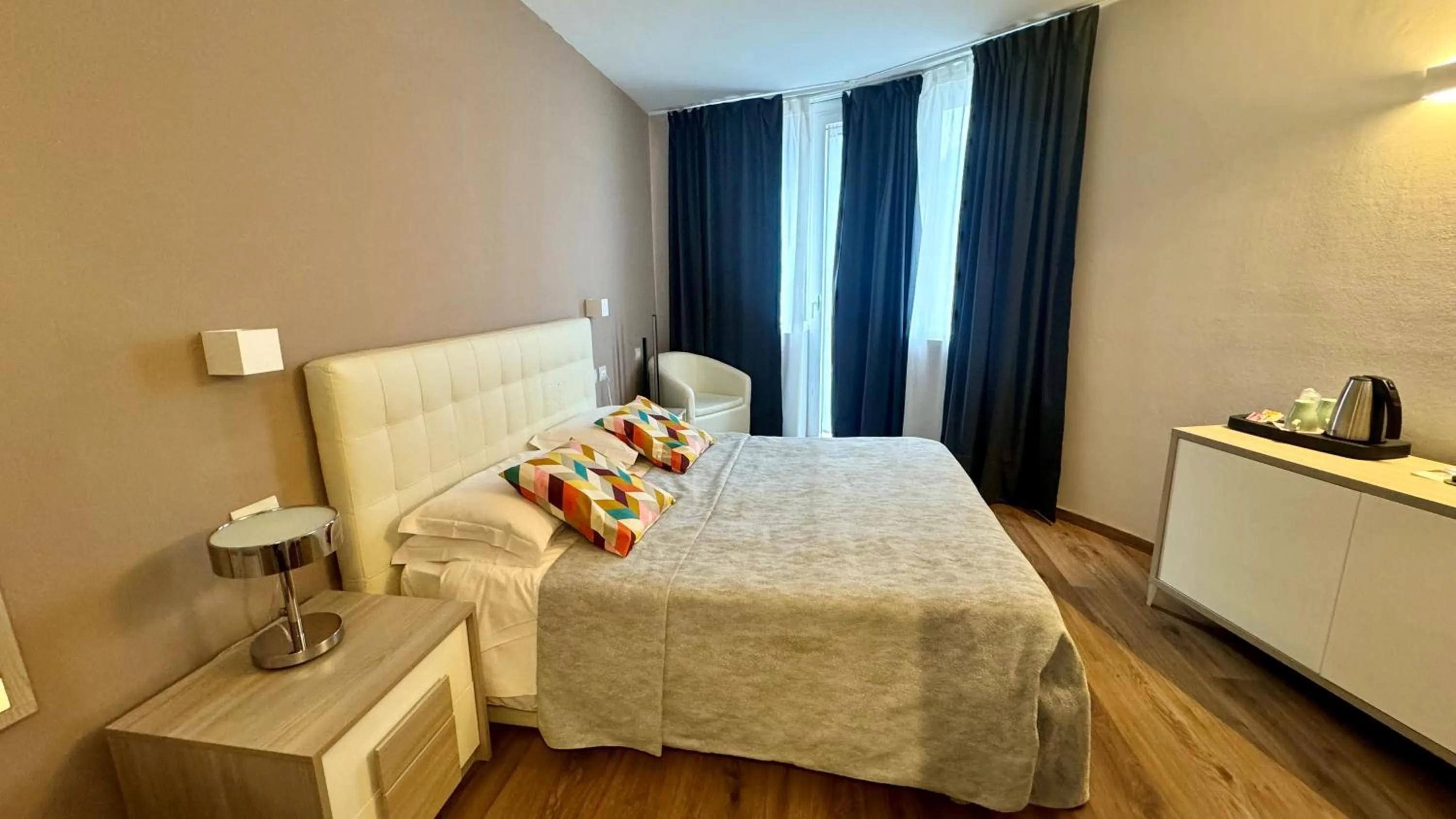 Bedroom, Bed in Hotel Royal