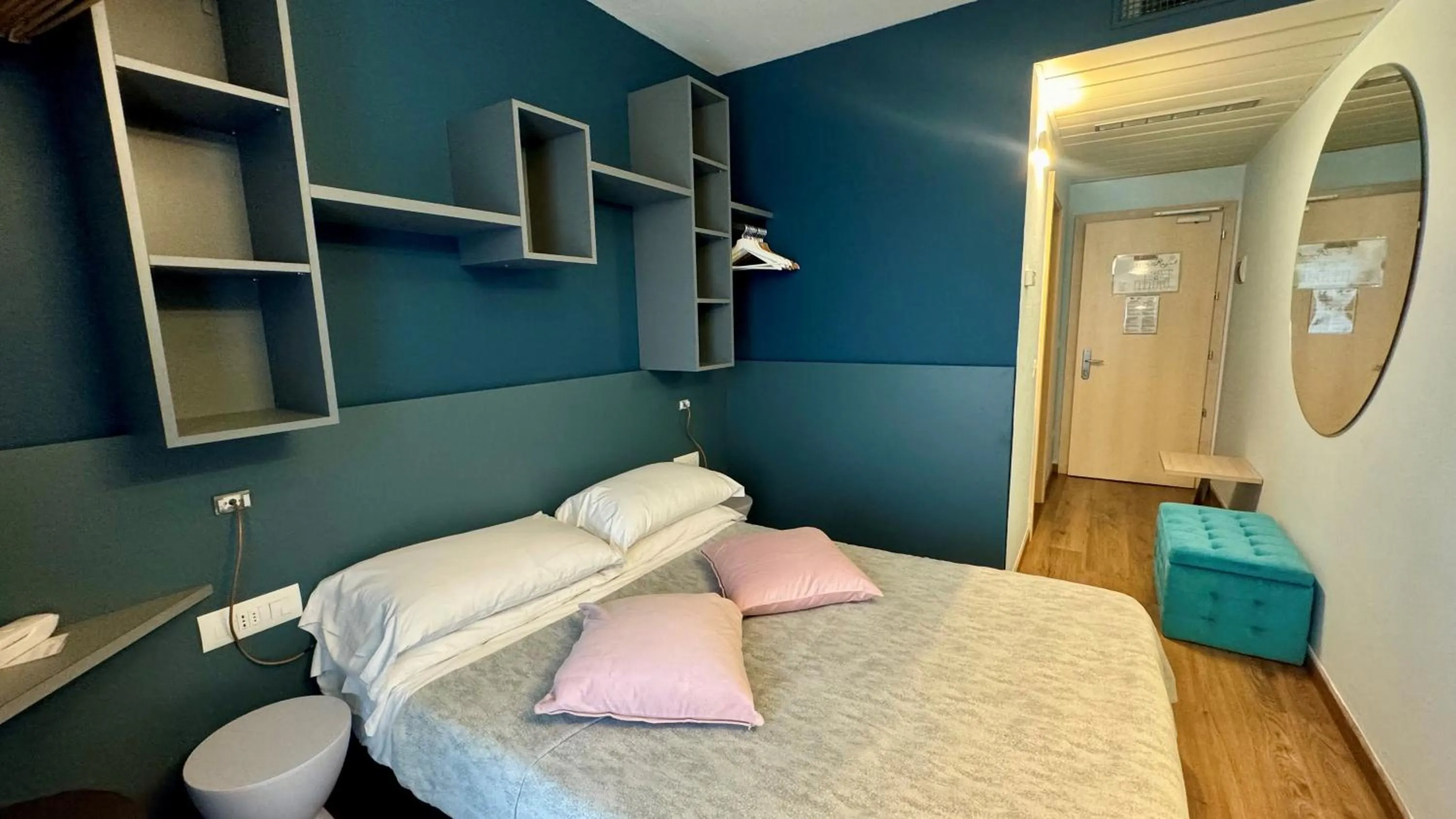 Bedroom, Bed in Hotel Royal