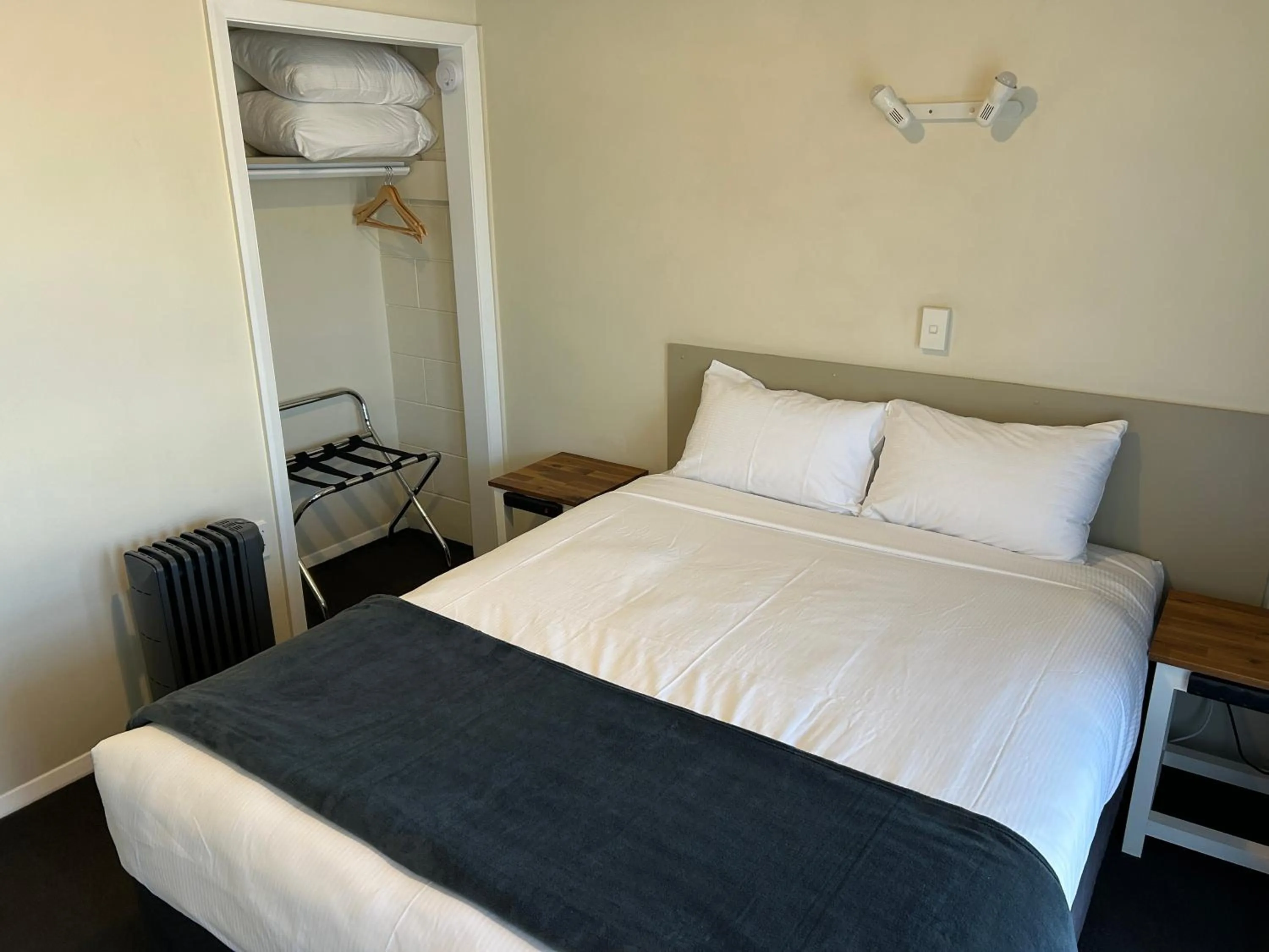 Bed in Montana Lodge Motel