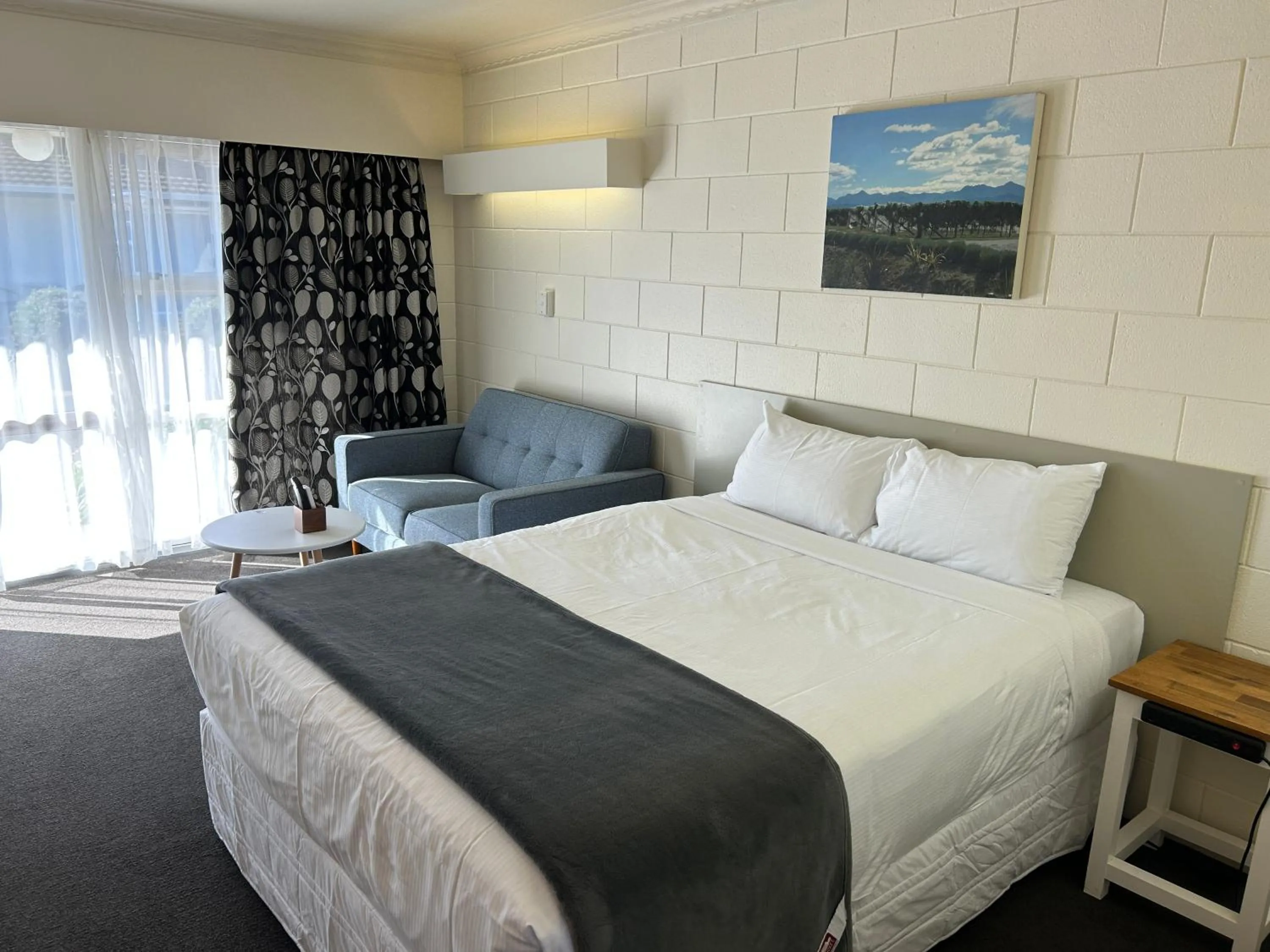 Bed in Montana Lodge Motel