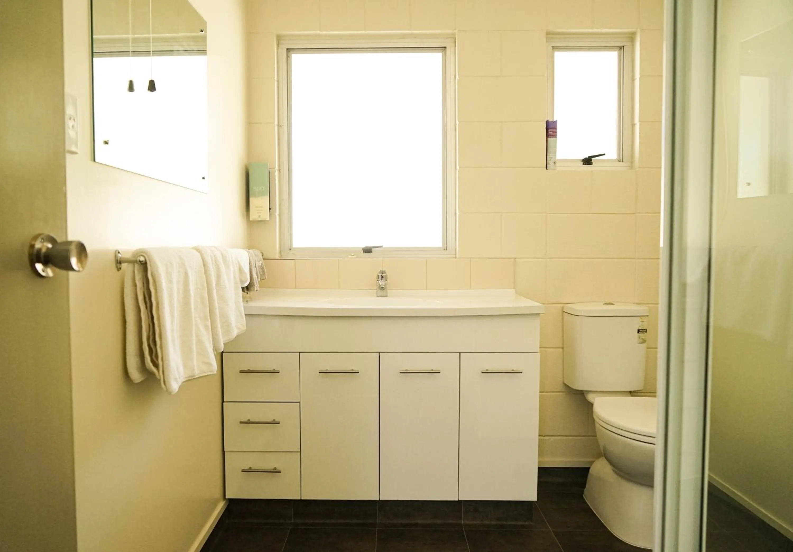 Bathroom in Montana Lodge Motel