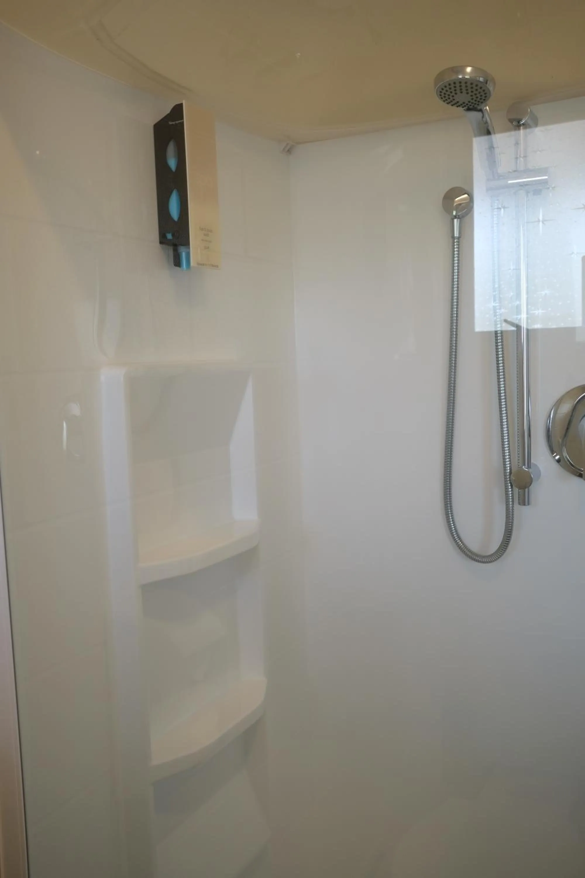 Bathroom in Montana Lodge Motel