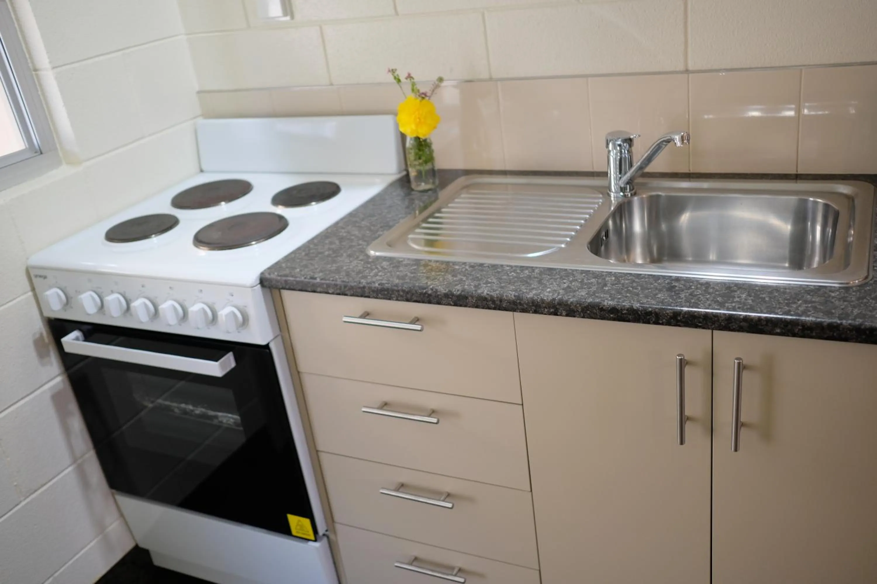 Kitchen or kitchenette in Montana Lodge Motel