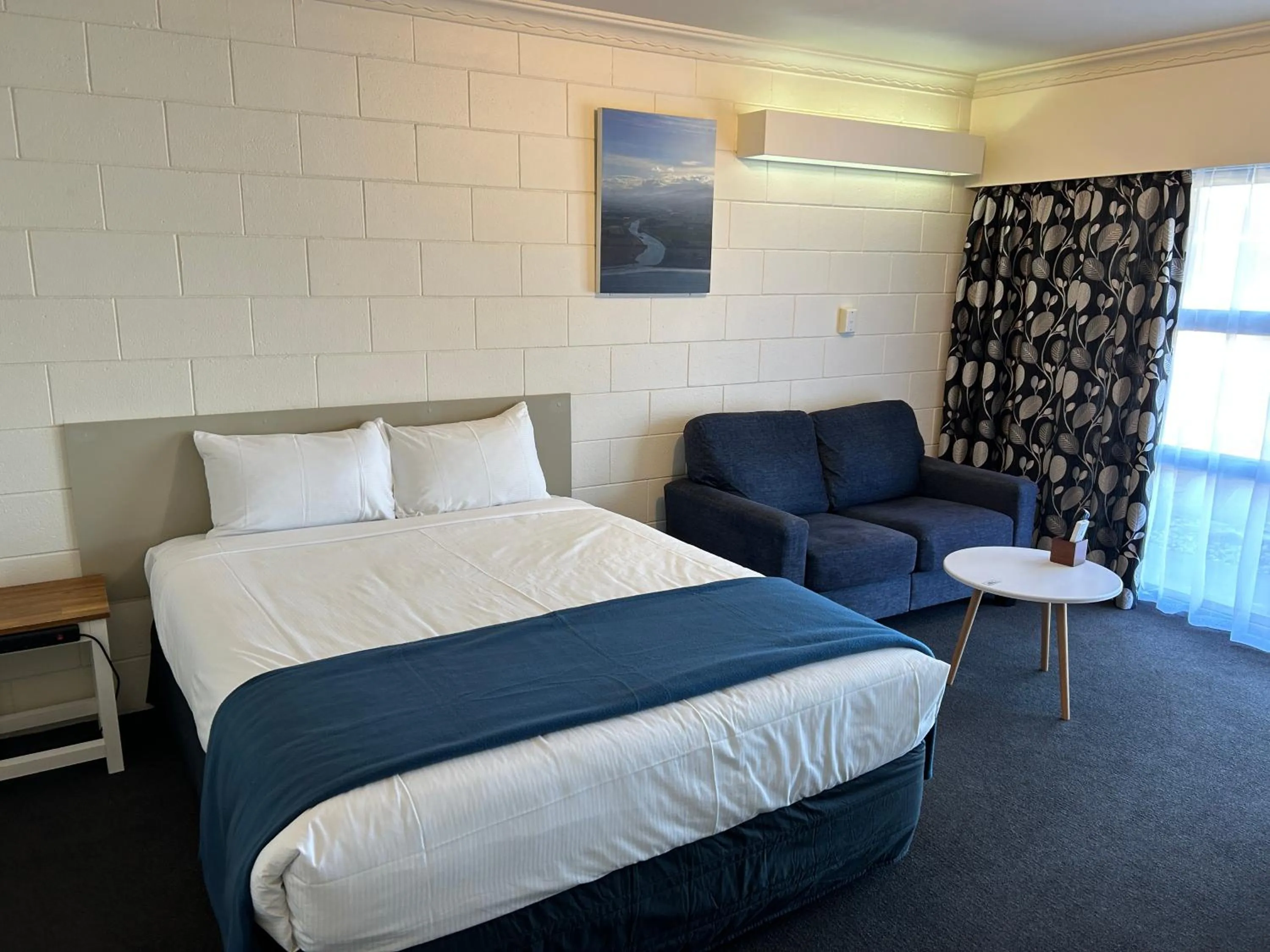 Bed in Montana Lodge Motel