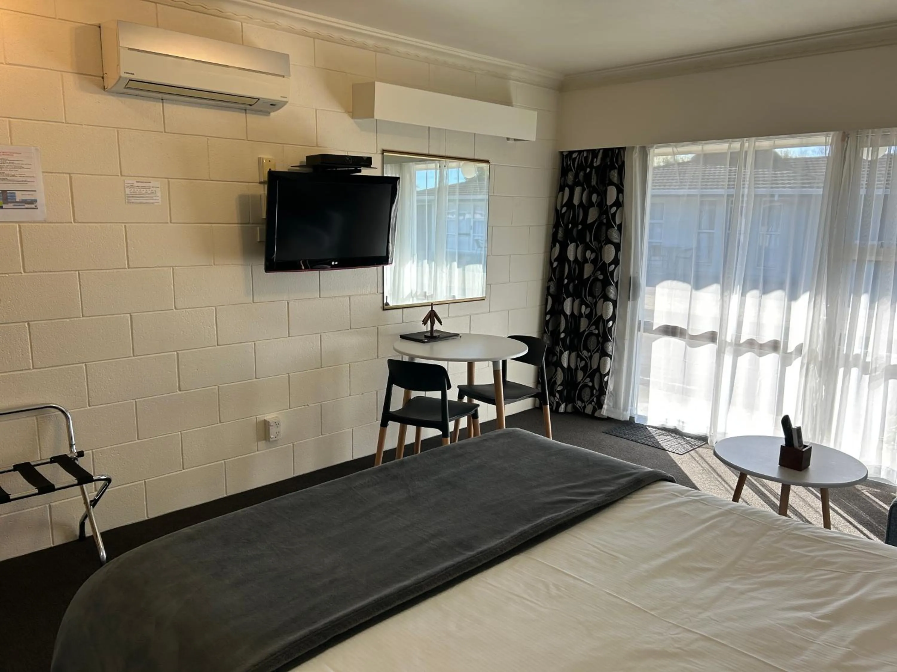 Bed in Montana Lodge Motel