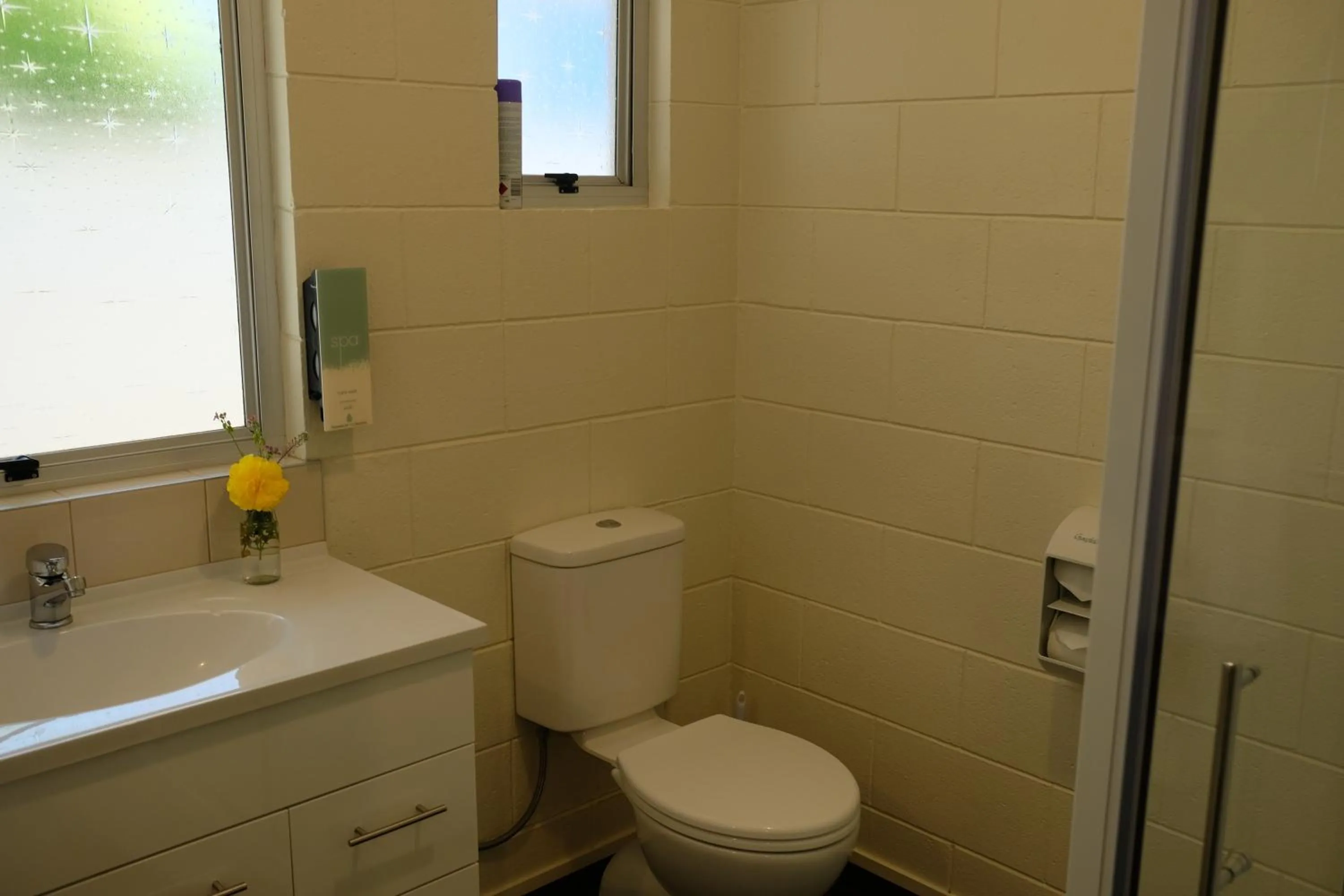 Bathroom in Montana Lodge Motel