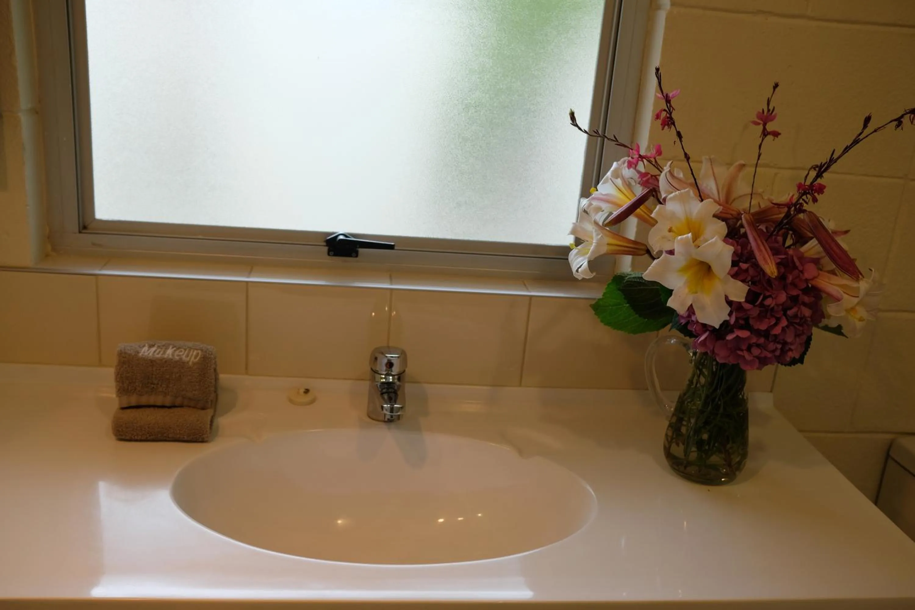 Bathroom in Montana Lodge Motel