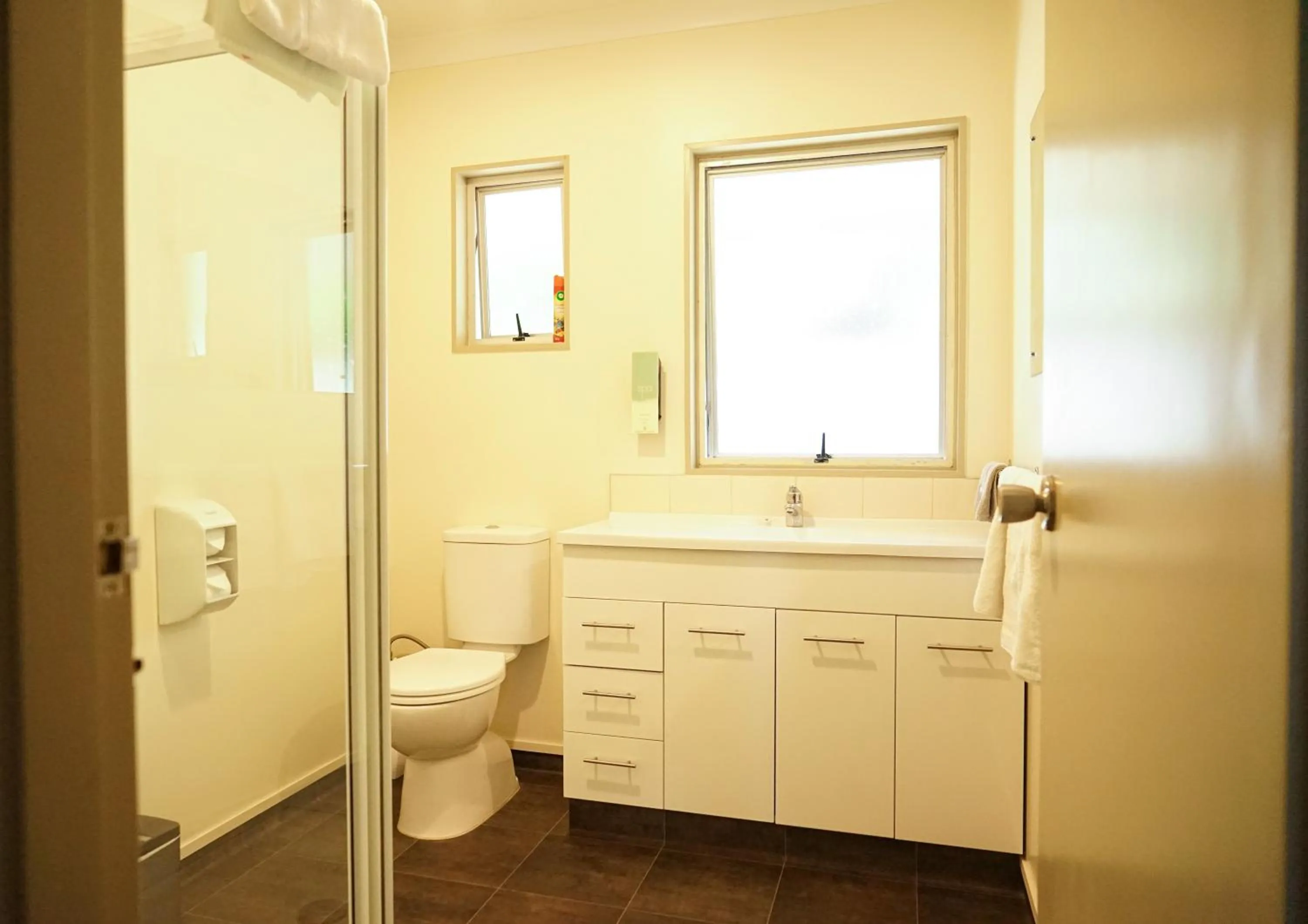 Bathroom in Montana Lodge Motel