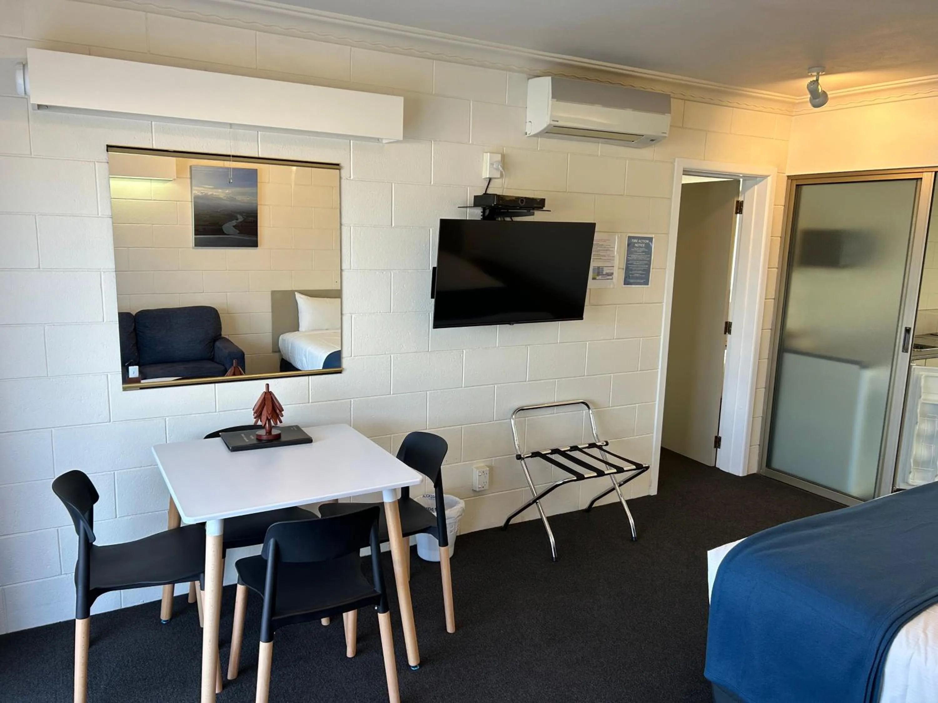 TV and multimedia in Montana Lodge Motel