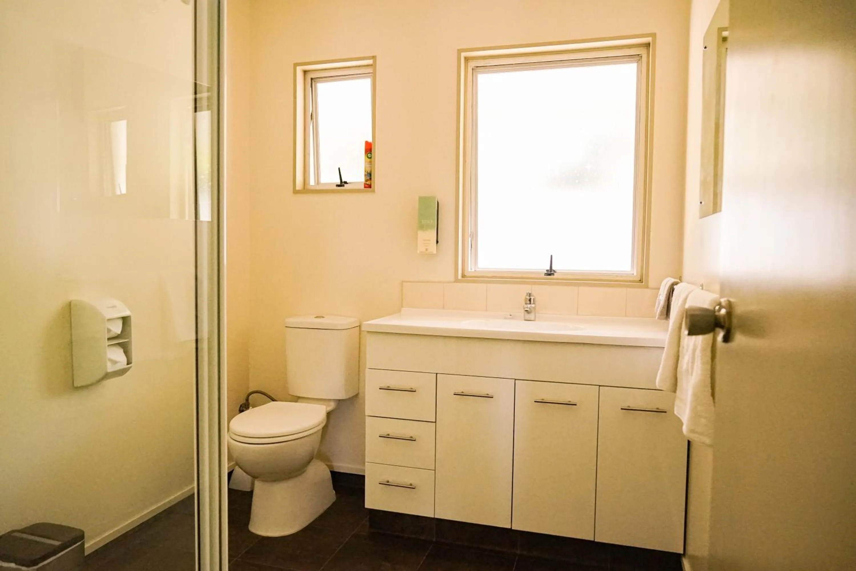 Bathroom in Montana Lodge Motel